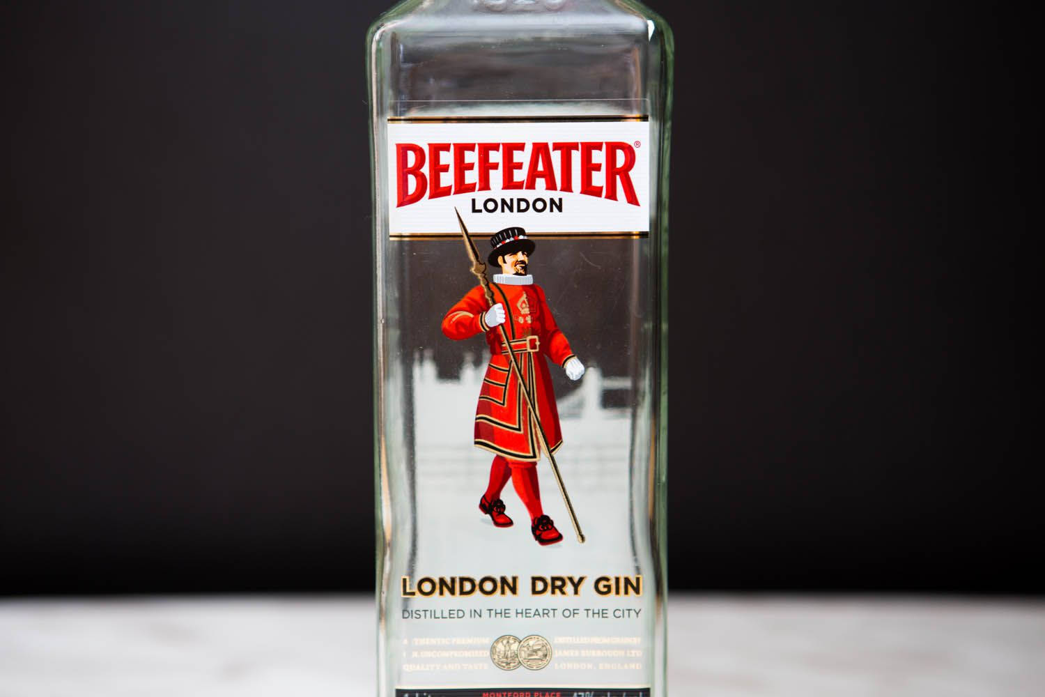 Beefeater London Dry Gin 酒瓶，帶有紅色標籤和衛兵插圖。