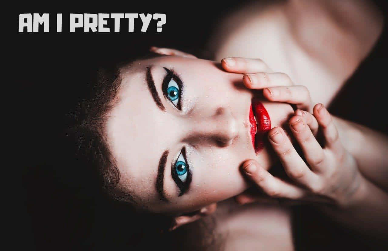 一位擁有藍色眼睛和紅色嘴唇的女性，在「AM I PRETTY?」的文字下，看著鏡頭並用手遮住嘴巴。