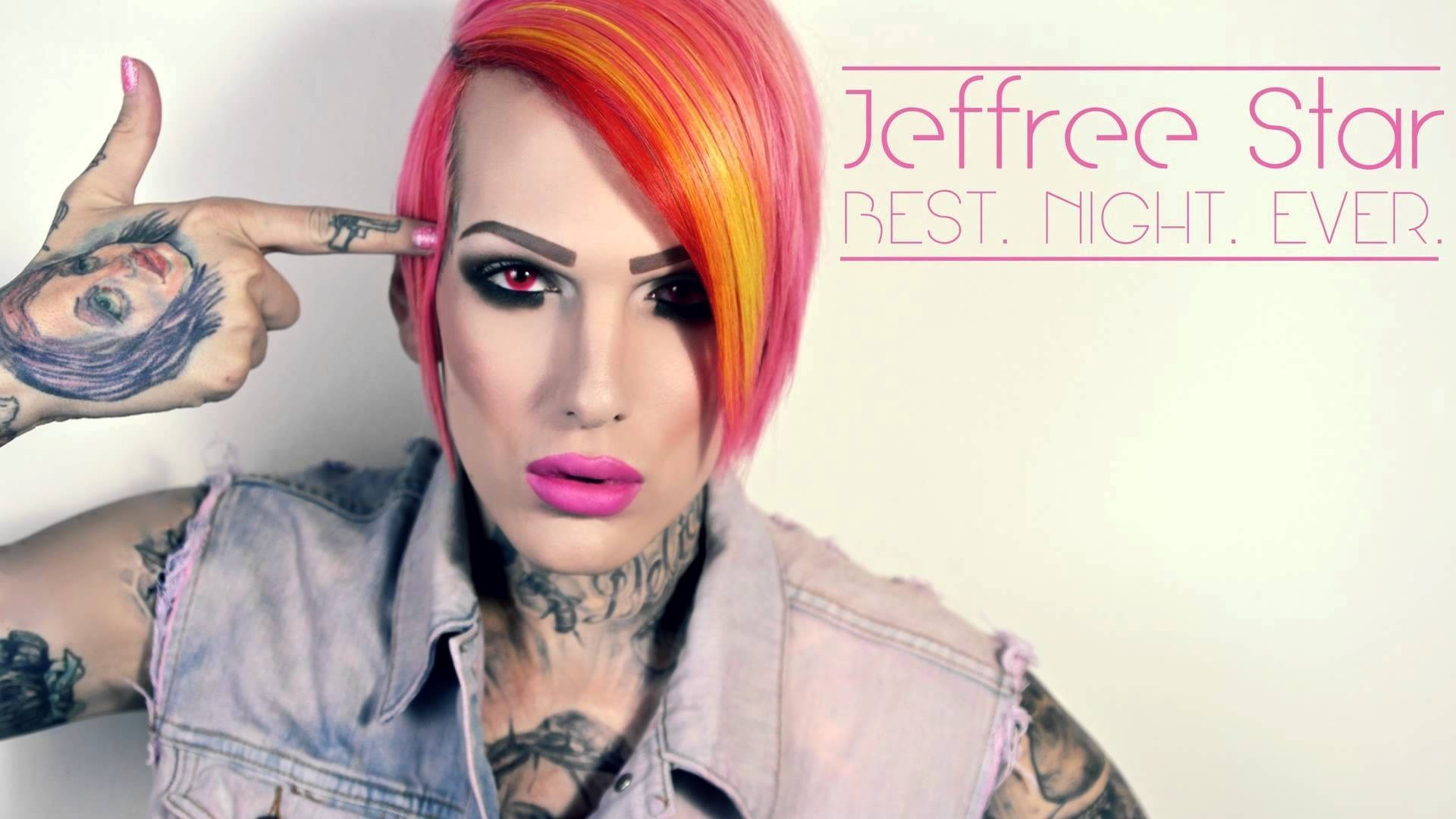 Jeffree Star 手指指向太陽穴，帶有紋身和誇張化妝。