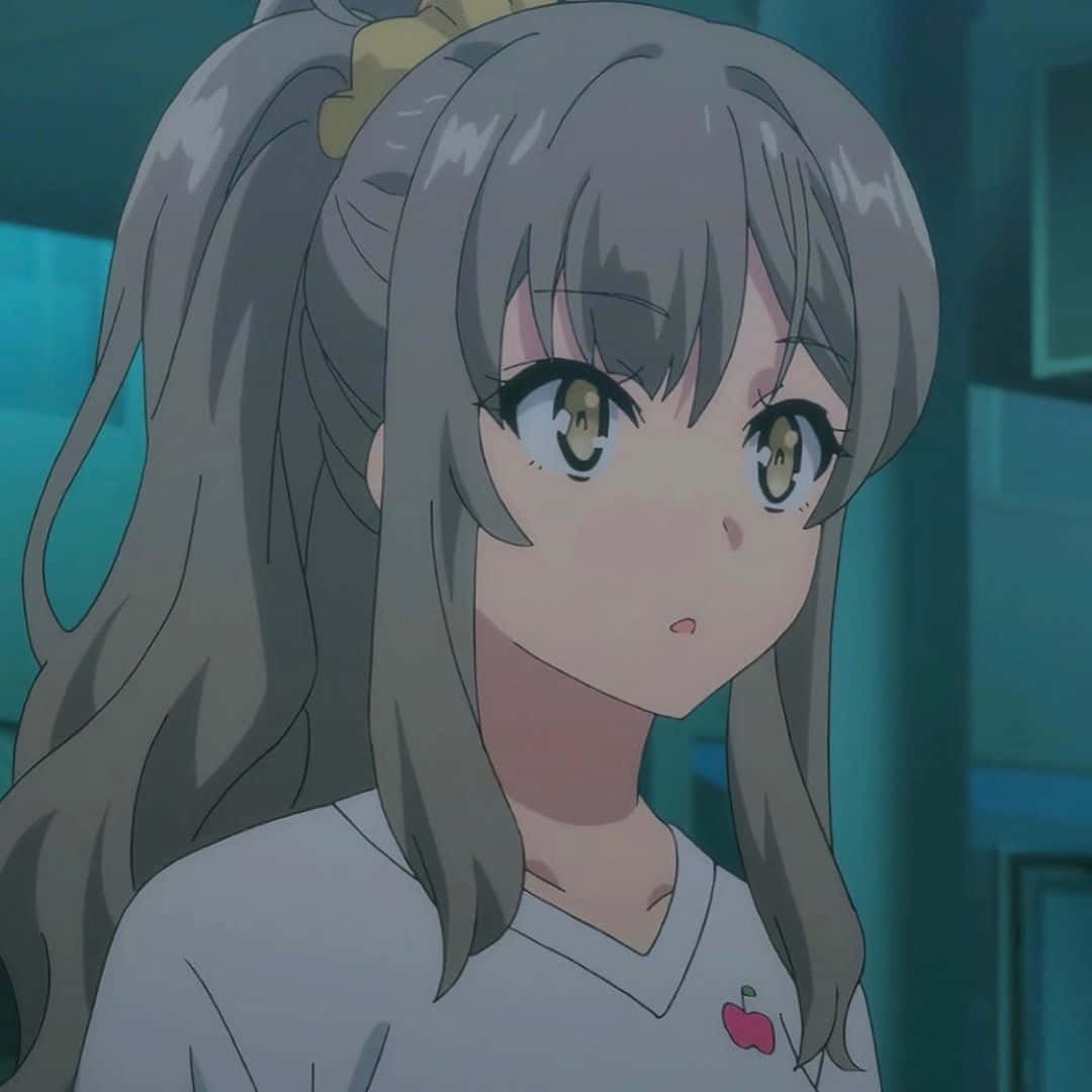 迷人動漫角色頭像 壁紙 — 一個驚訝的動漫女孩特寫，灰色頭髮，金色眼睛，穿著帶有櫻桃標誌的白襯衫。