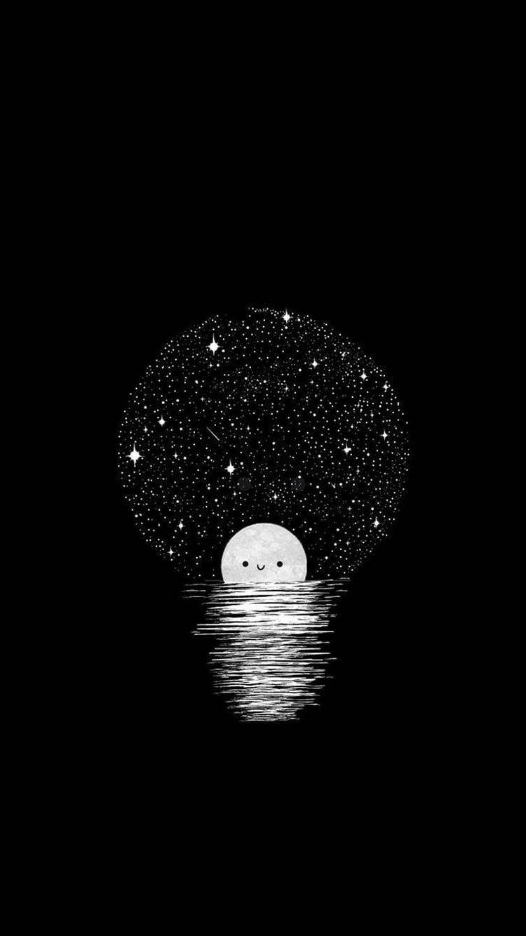 微笑月亮升起在水面上，上下有星星