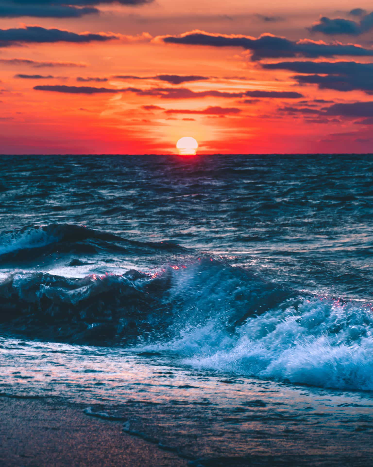 海洋上的日落，海浪拍打，色彩繽紛的天空