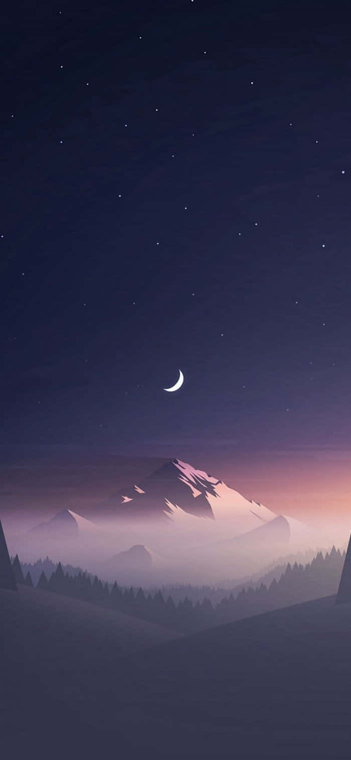 迷人夜月畫作 壁紙 — 寧靜的夜景，紫色天空下，新月和星星籠罩在霧氣繚繞的山巒和森林之上。