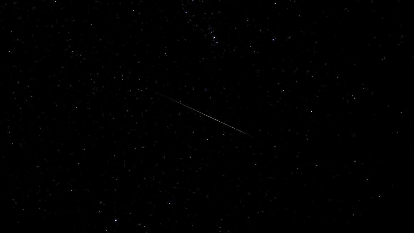 一顆流星劃過星空。