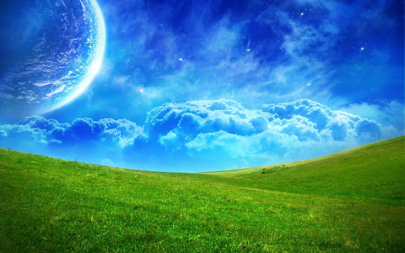 迷人夢幻視野 壁紙 — 一片充滿活力的綠色山坡在廣闊的藍天下延伸，天空中有蓬鬆的雲朵和一個發光的彎月地球懸掛在天際。