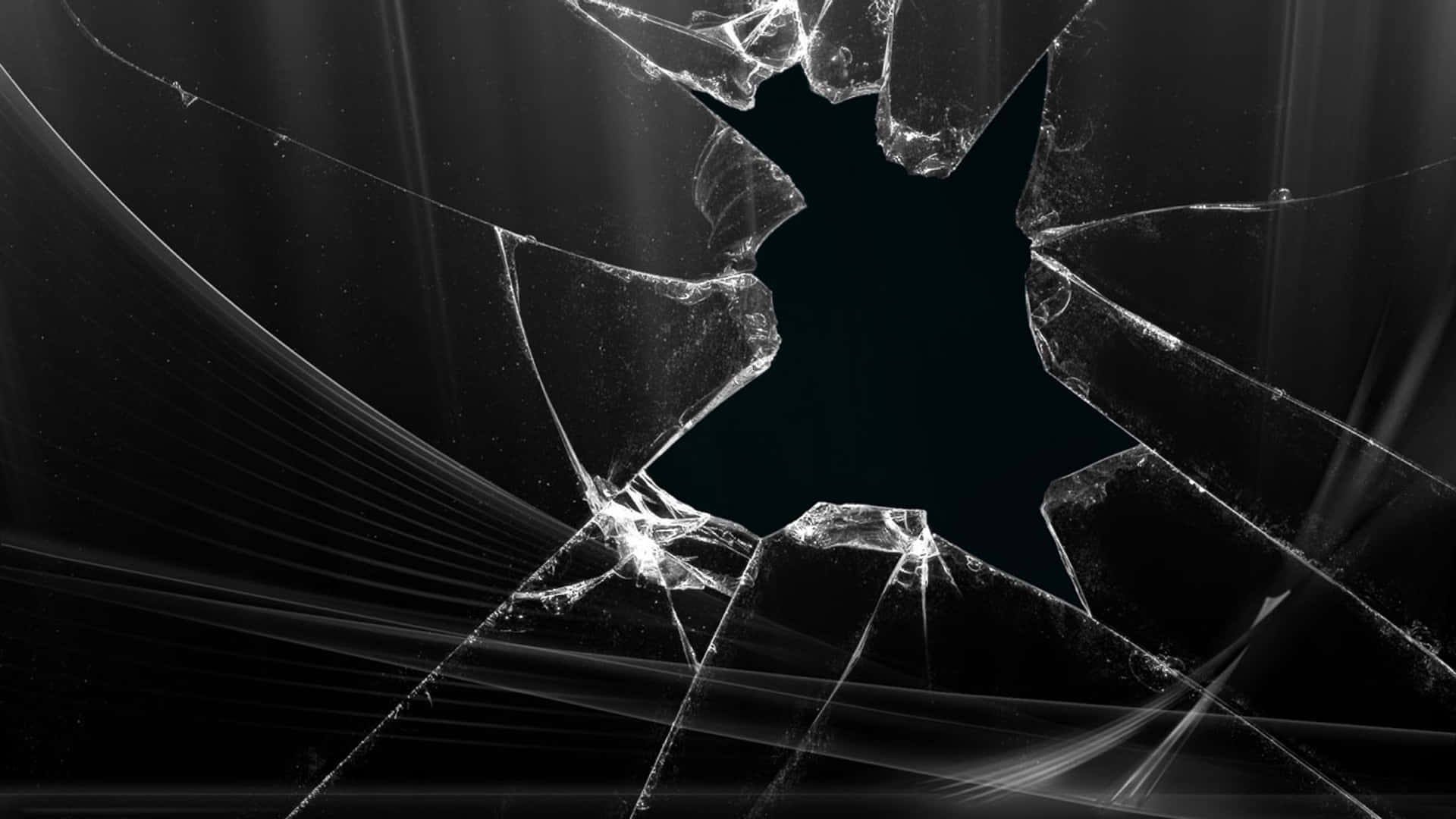 迷人彩繪玻璃窗 壁紙 — 破碎的玻璃表面，尖銳裂紋從中央孔洞向四周擴散，背景為深色。