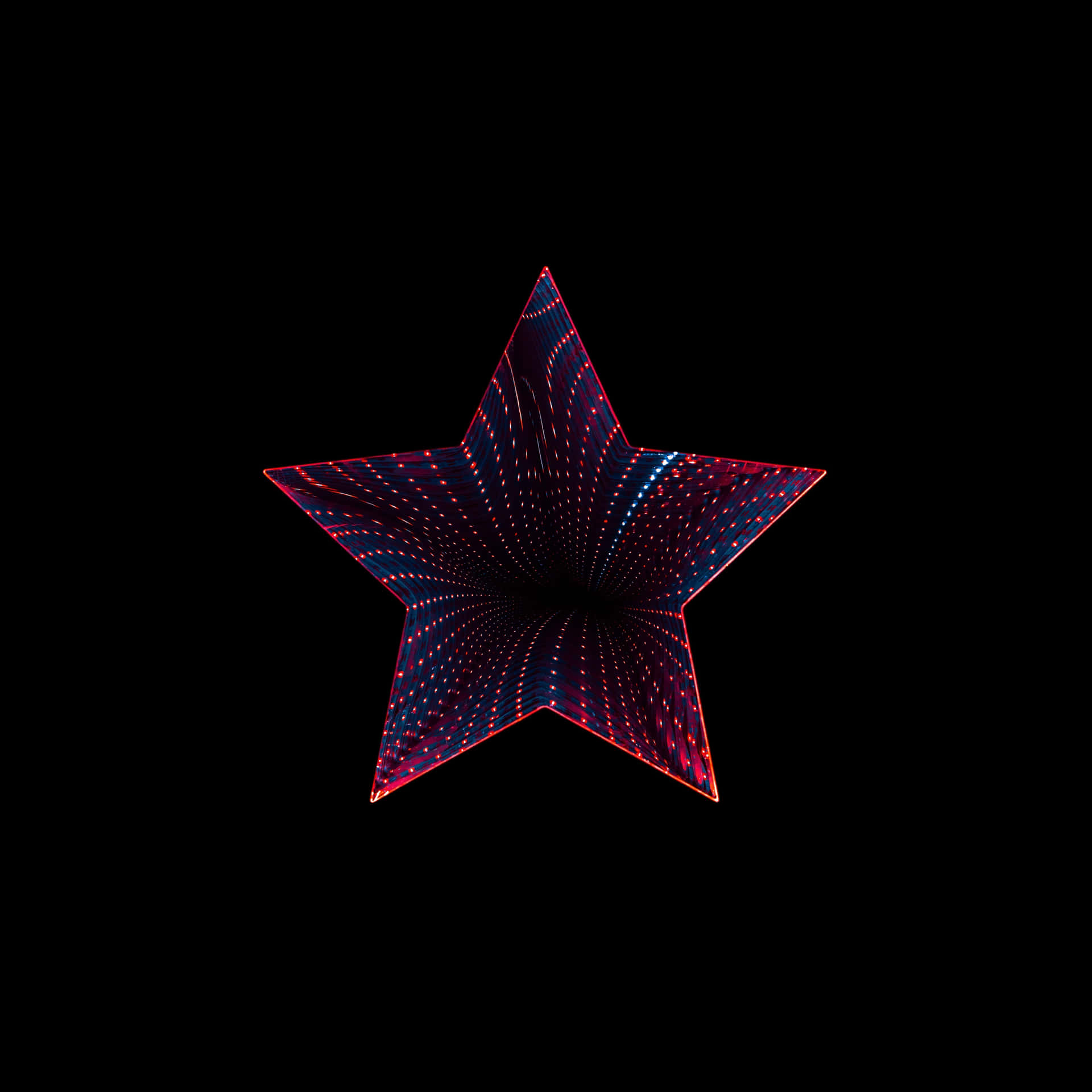 一個發光的星形隧道，帶有紅色和藍色燈光，背景為黑色。