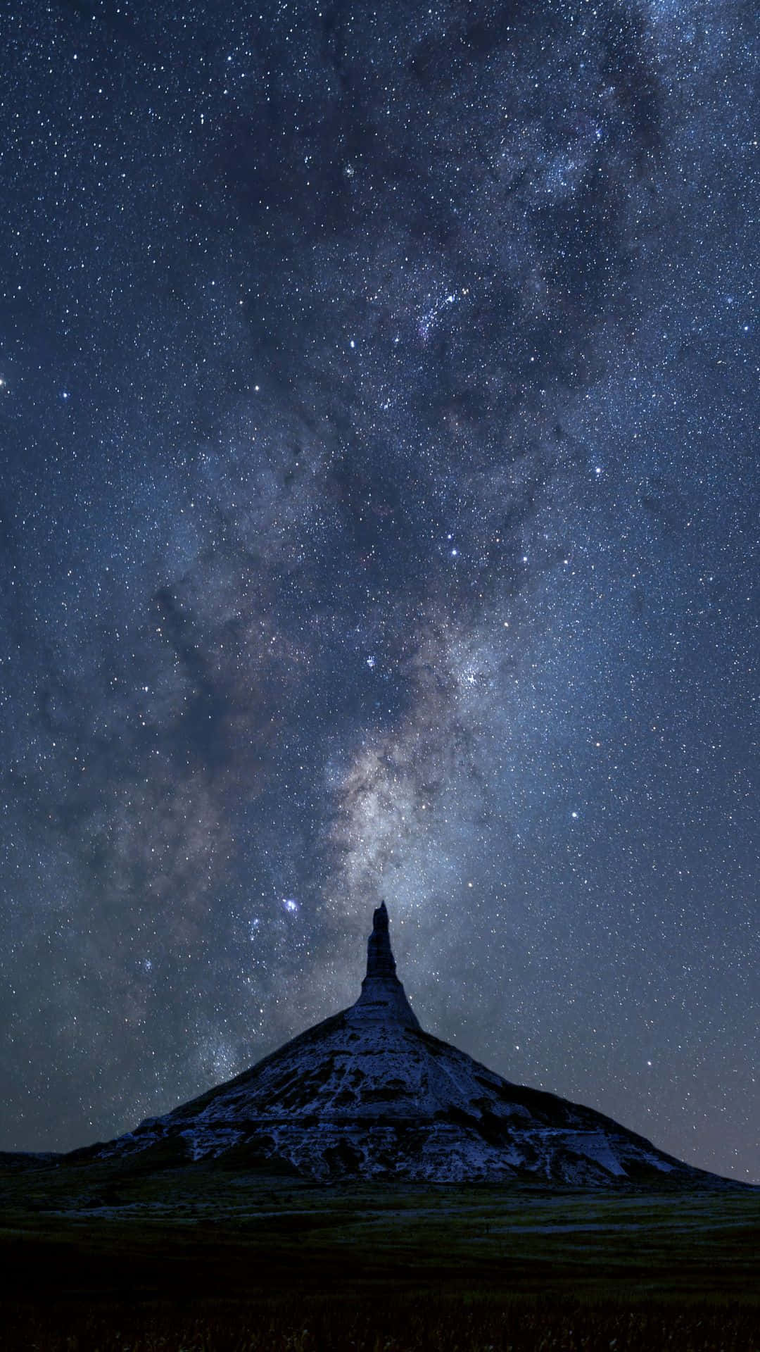 在星空下，銀河可見的山峰剪影。