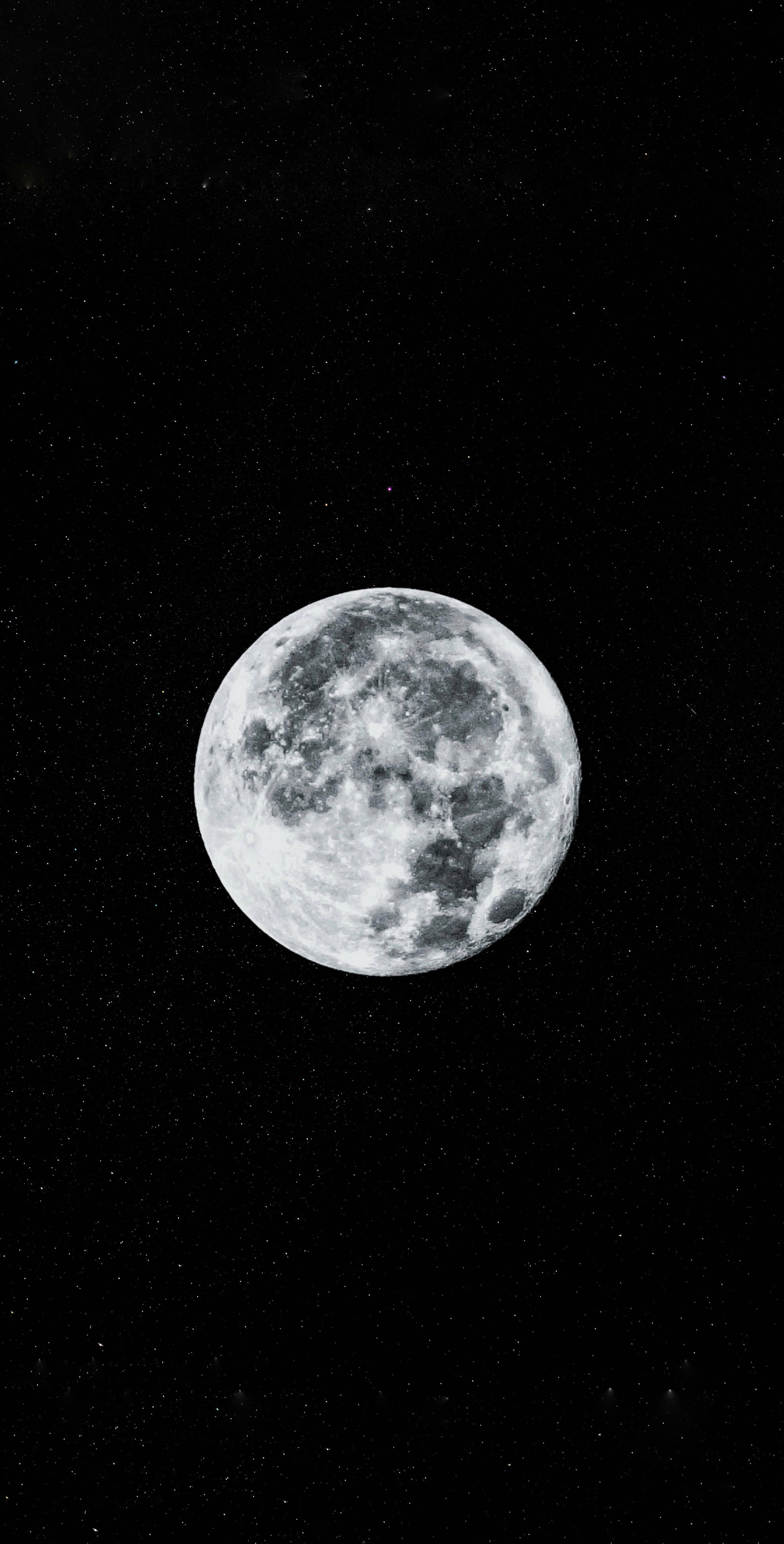 迷人星系視野 壁紙 — 一個詳細的滿月，帶有隕石坑和月海，在繁星點點的黑色夜空中閃耀。