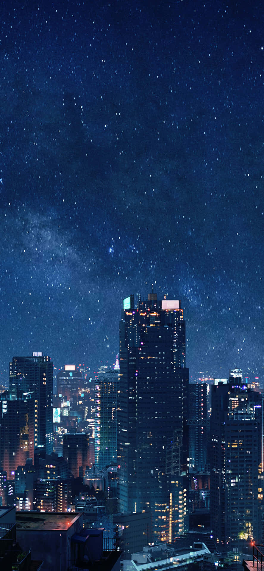 夜晚城市景觀，星空下，銀河系可見，建築物燈火通明。