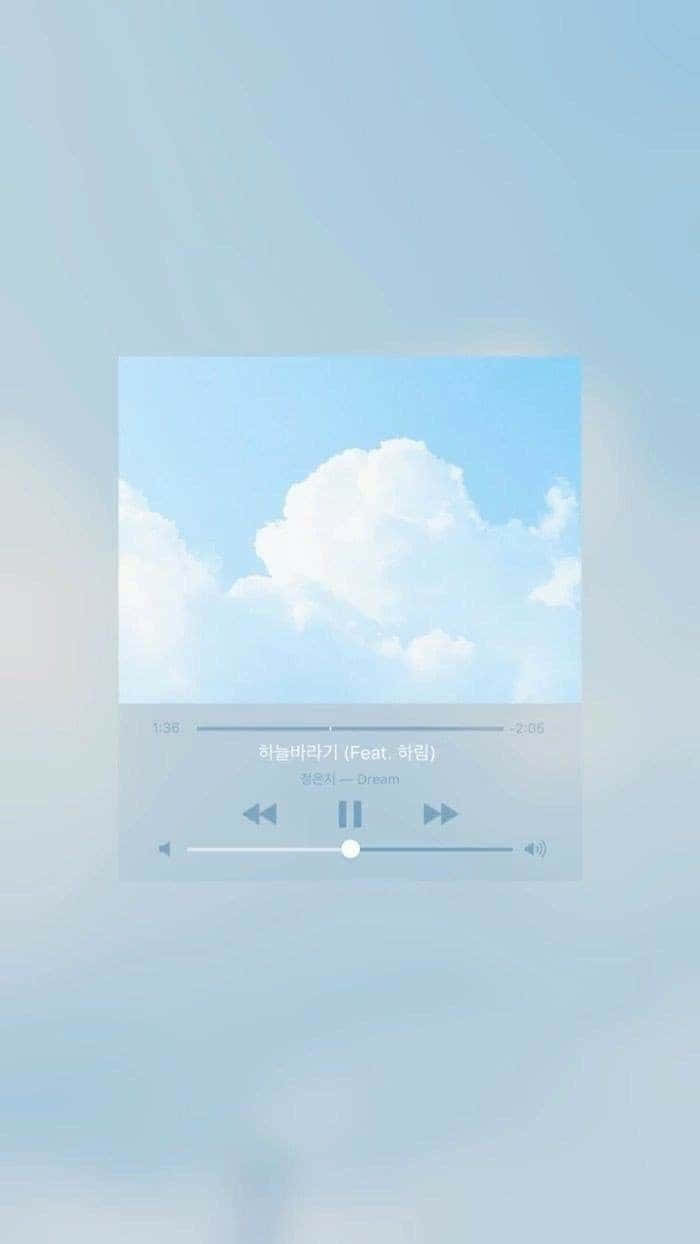 極簡音樂播放器顯示雲天，帶有韓文歌曲標題和控制。