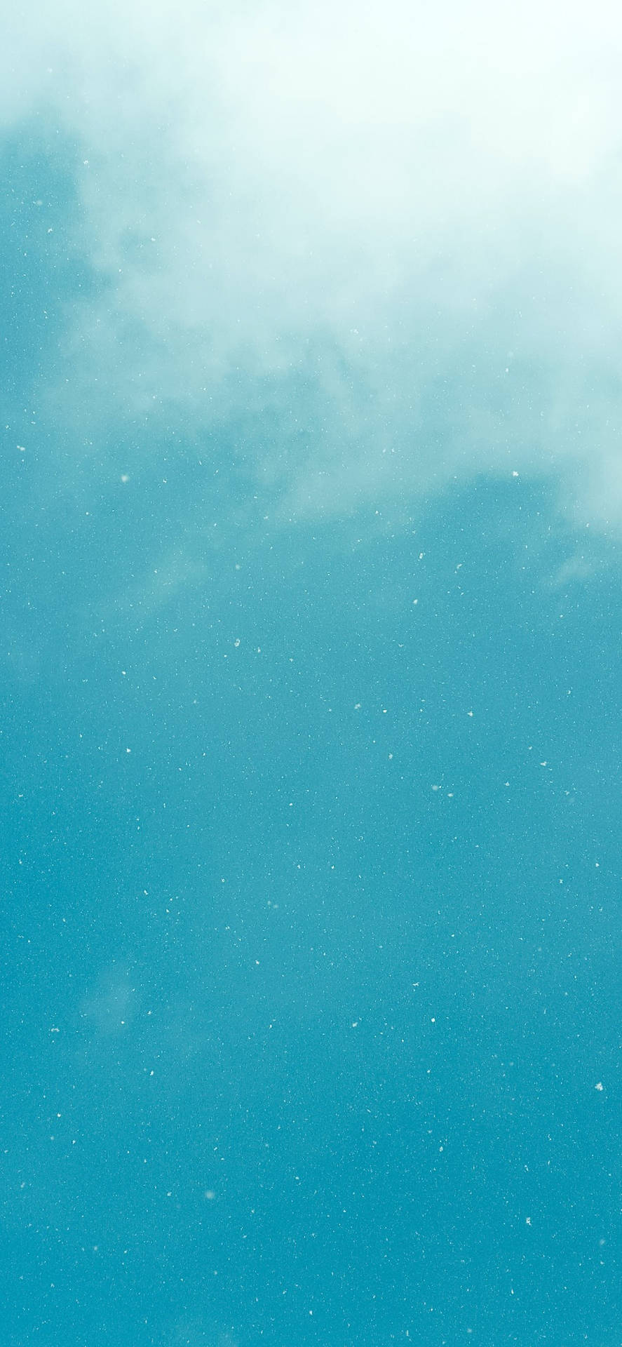 平靜的藍綠色天空，帶有柔和雲朵和散落的光點