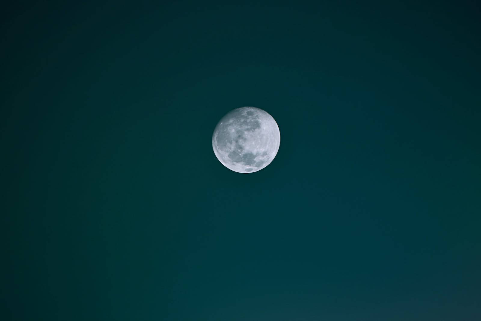 深藍綠色夜空中的滿月