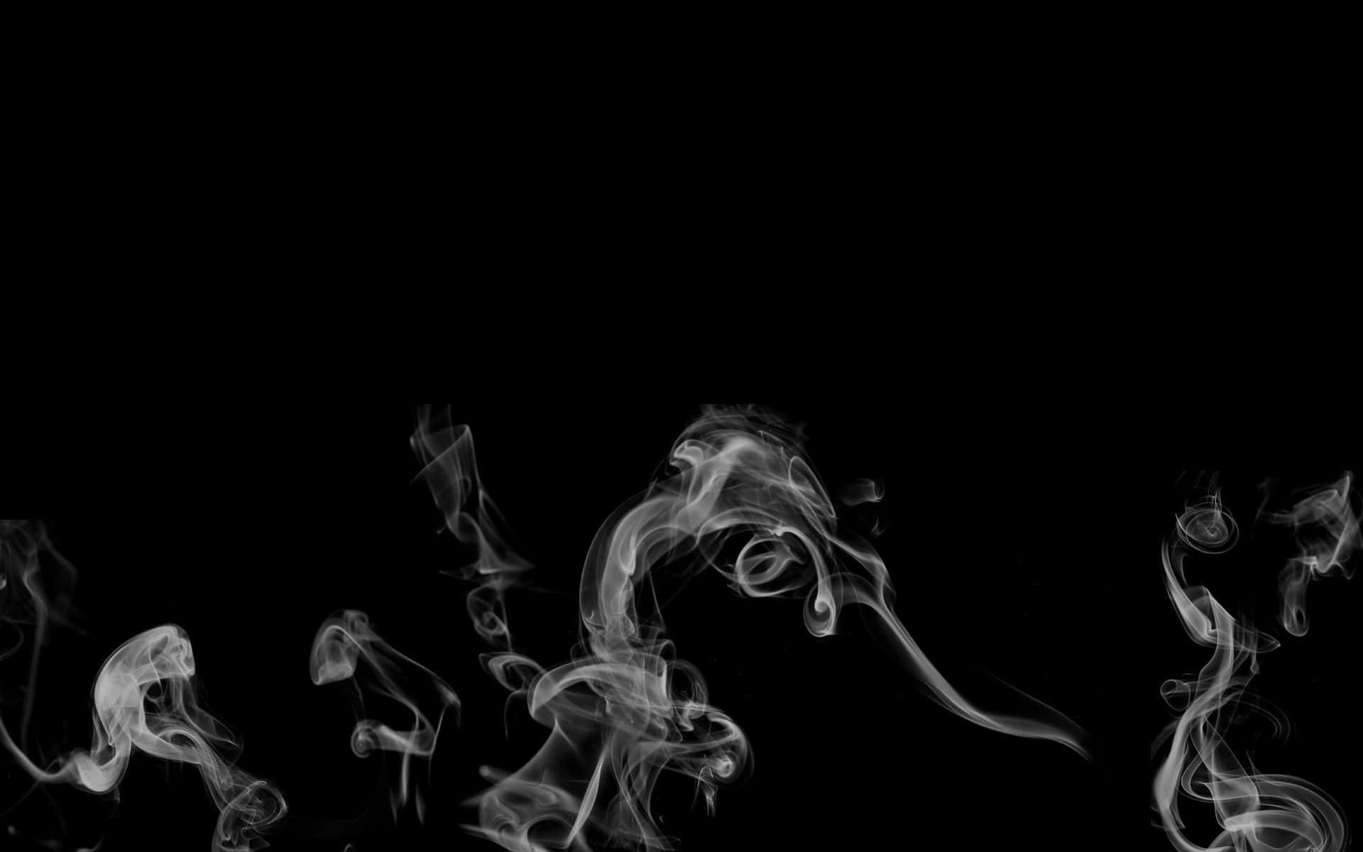 迷人煙霧：在黑暗背景上舞動的神秘煙霧 壁紙 — 縹緲的白煙在純黑背景上優雅地旋轉，營造出極簡抽象構圖。