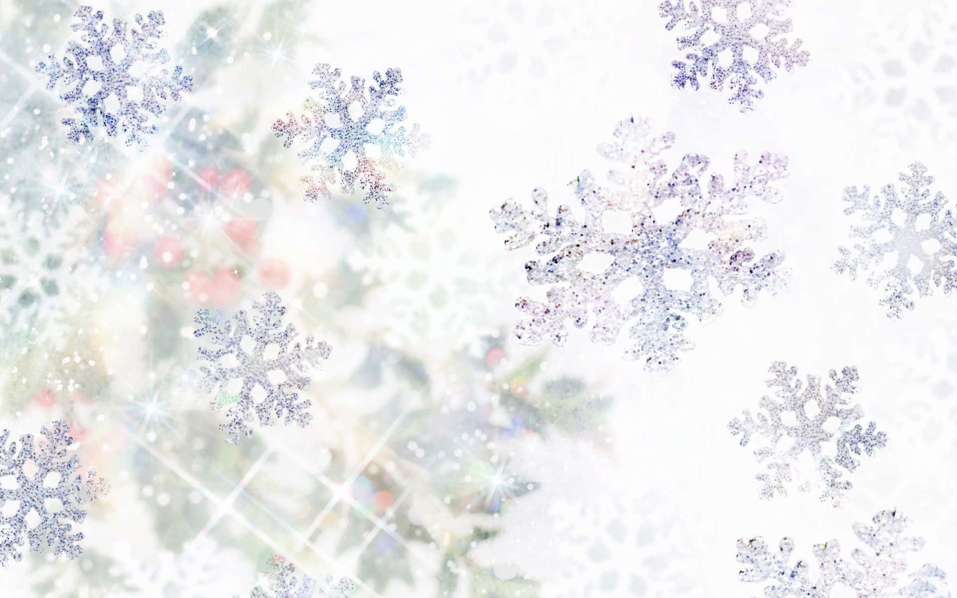 銀色雪花在柔和的白色節日背景上閃爍，伴隨著模糊的綠植。