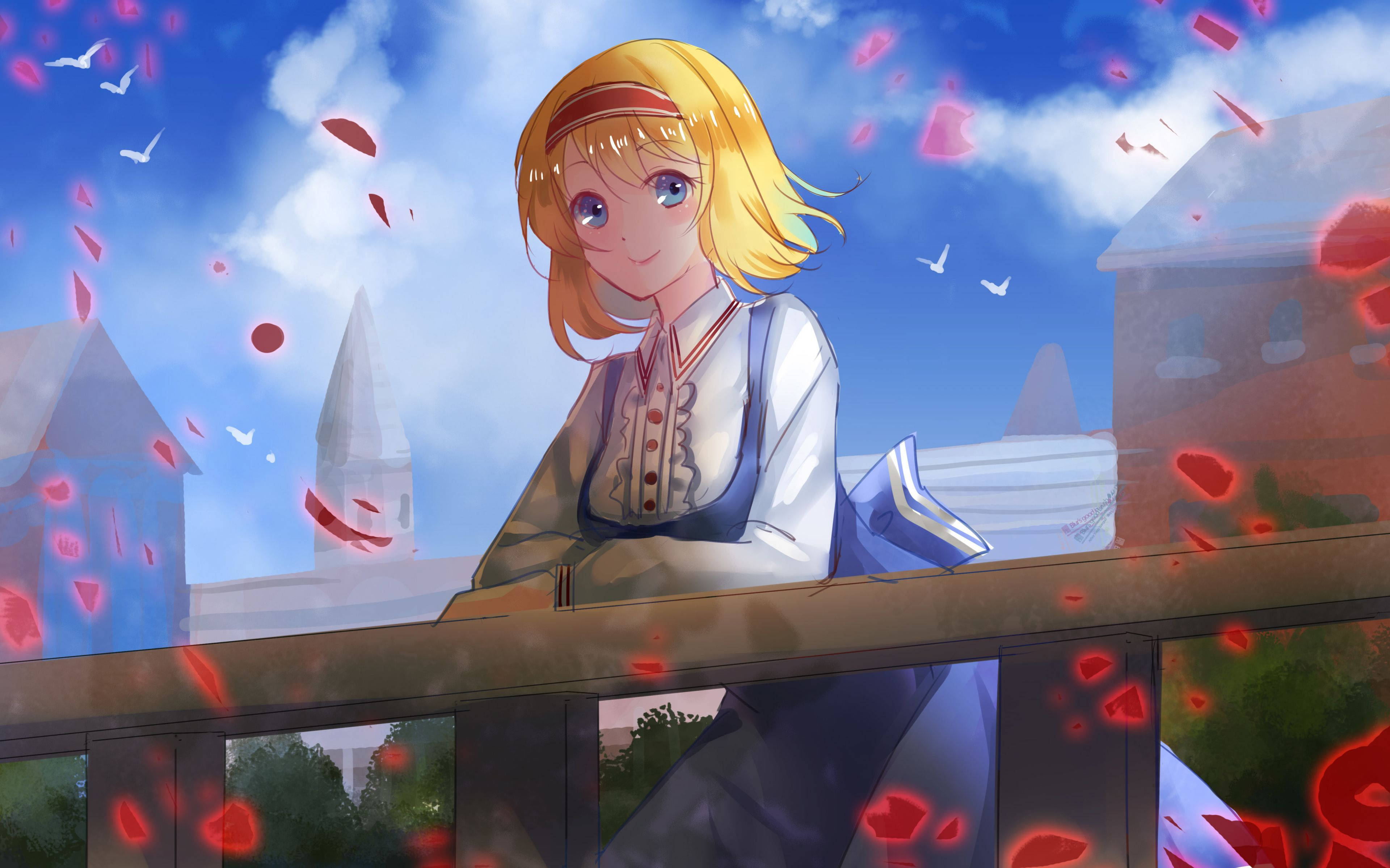 迷人的可愛女孩 Alice Margatroid 壁紙 — 一個開心的金髮動漫女孩在陽台上微笑，紅色花瓣和白色鳥兒在明亮的藍天中飄浮。