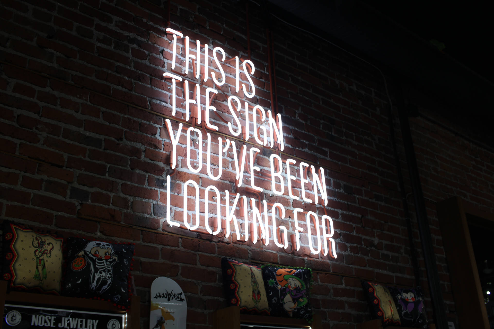 磚牆上的霓虹燈牌寫著「This is the sign you've been looking for」