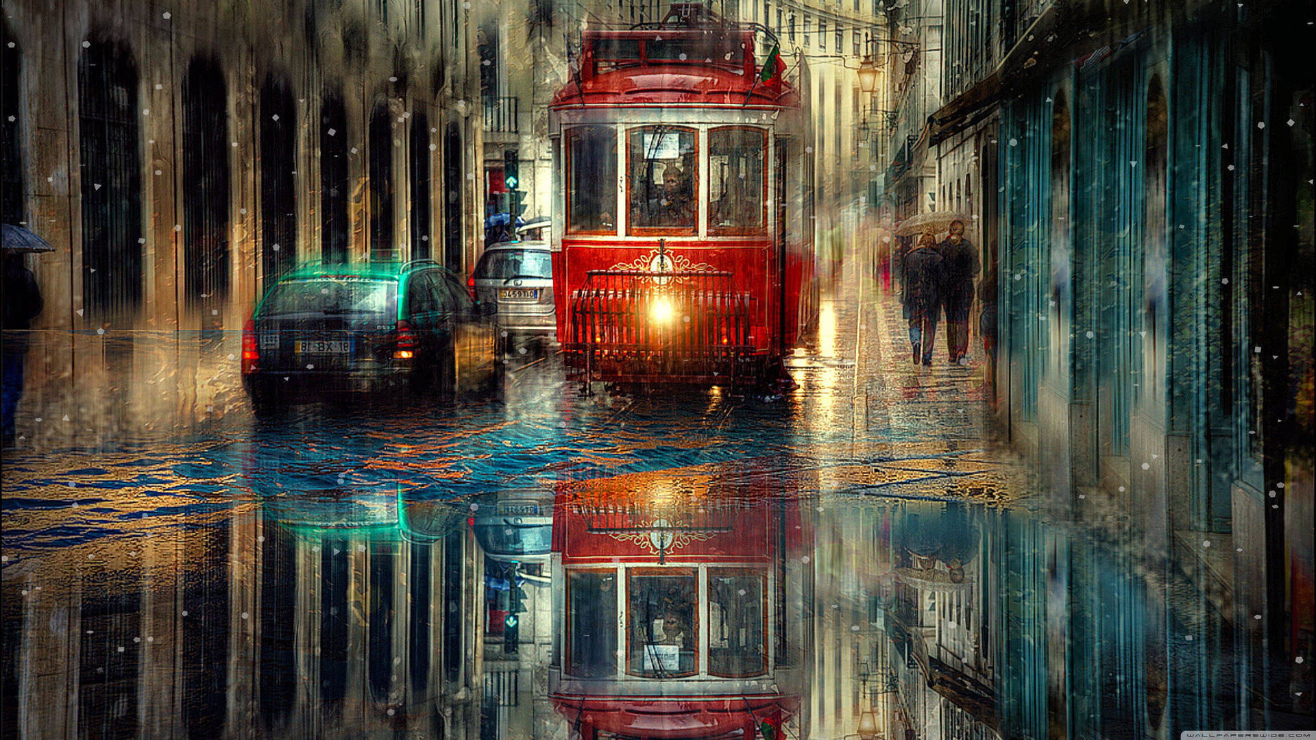 紅色電車在夜晚濕漉漉的城市街道上的雨水坑中倒映。