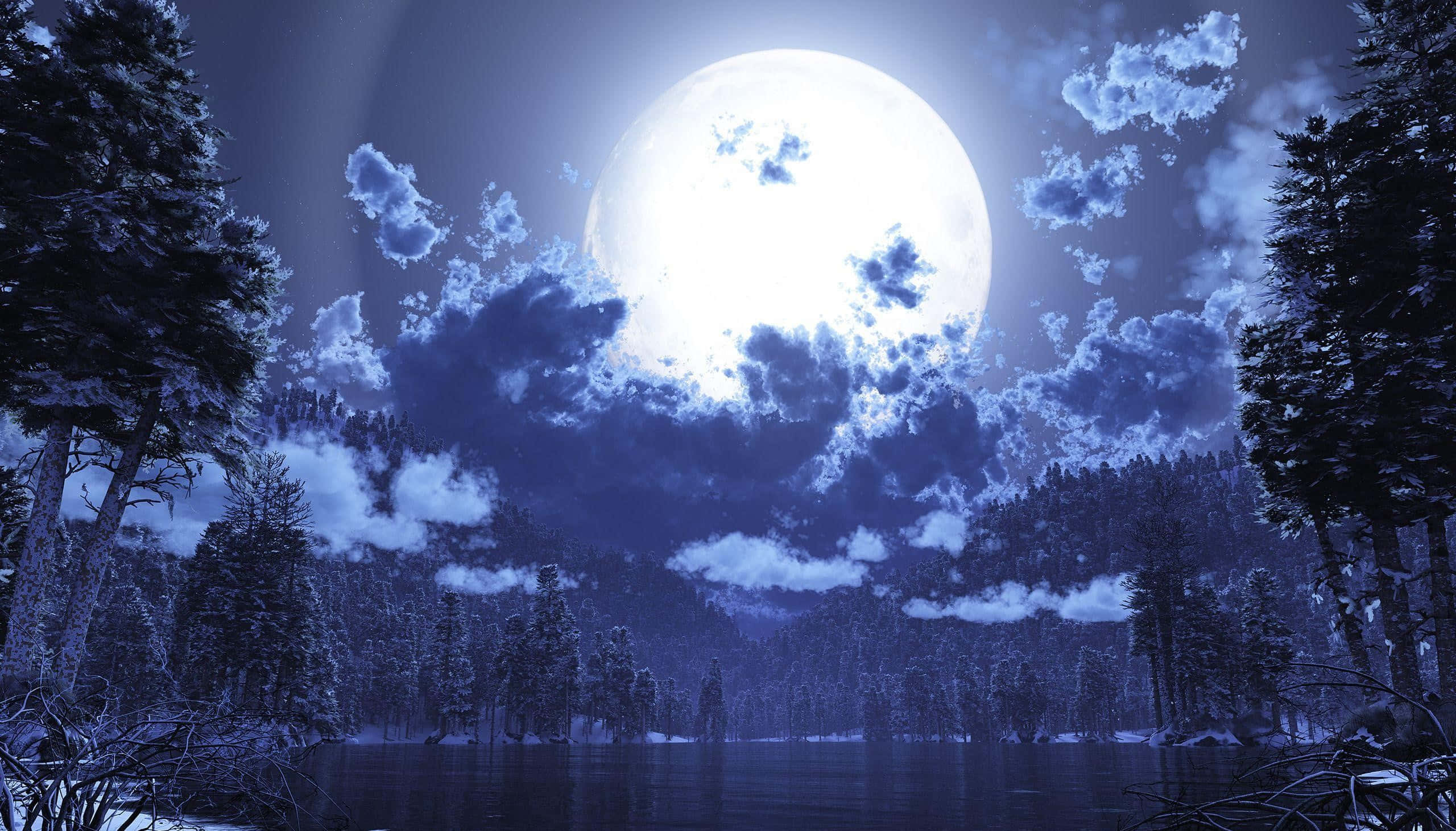 迷人的滿月夜空 壁紙 — 夜晚，一輪明亮的滿月穿透旋轉的雲層，照耀在寧靜的雪覆森林湖上。