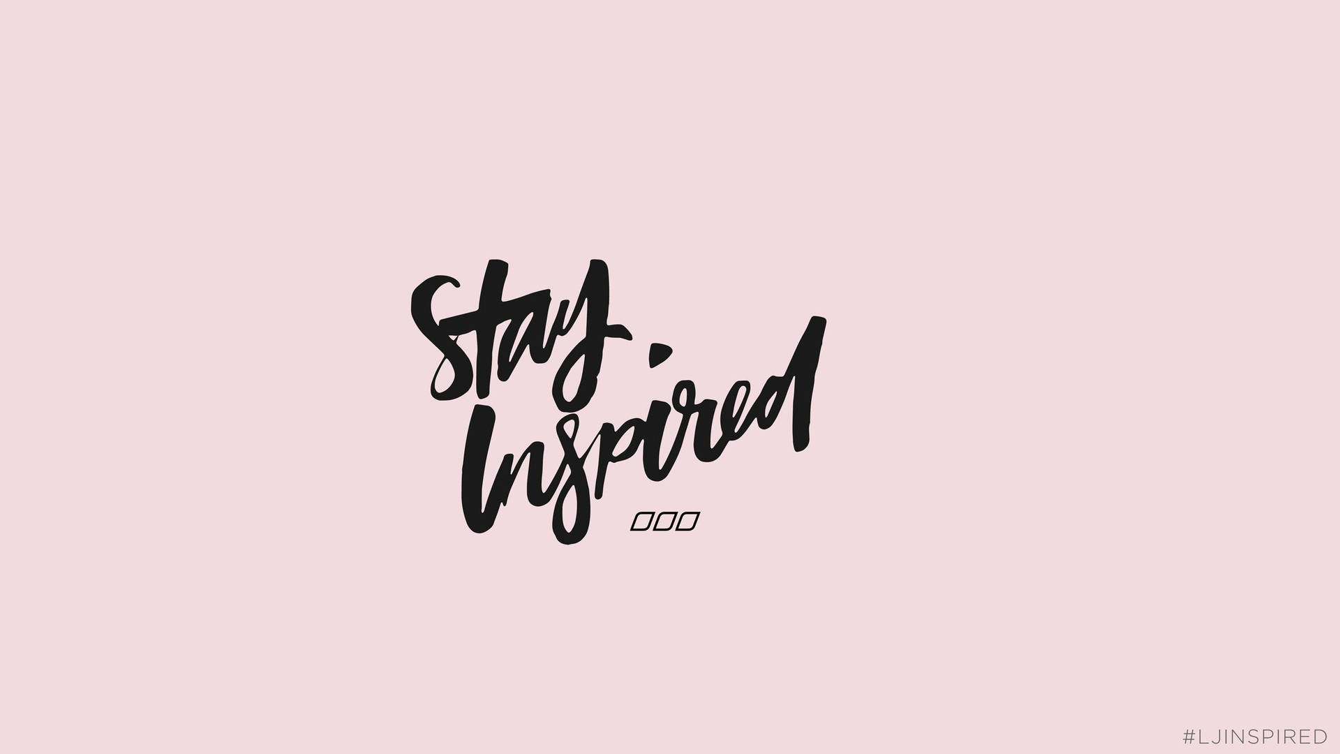 粉紅色背景上黑色畫筆字體的Stay Inspired勵志文字
