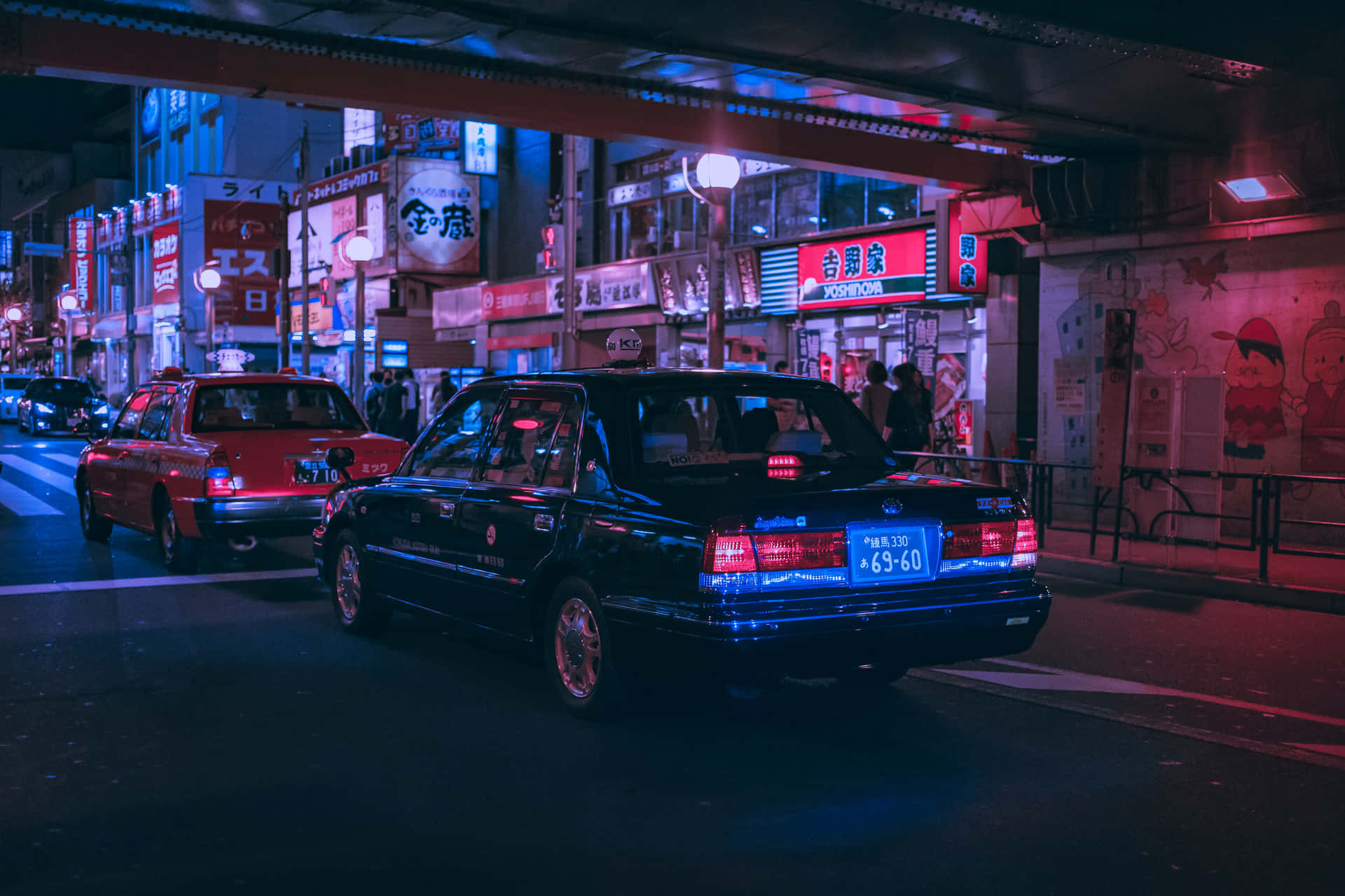 黑色出租車在東京霓虹燈街道的夜晚，潮濕人行道上的倒影。