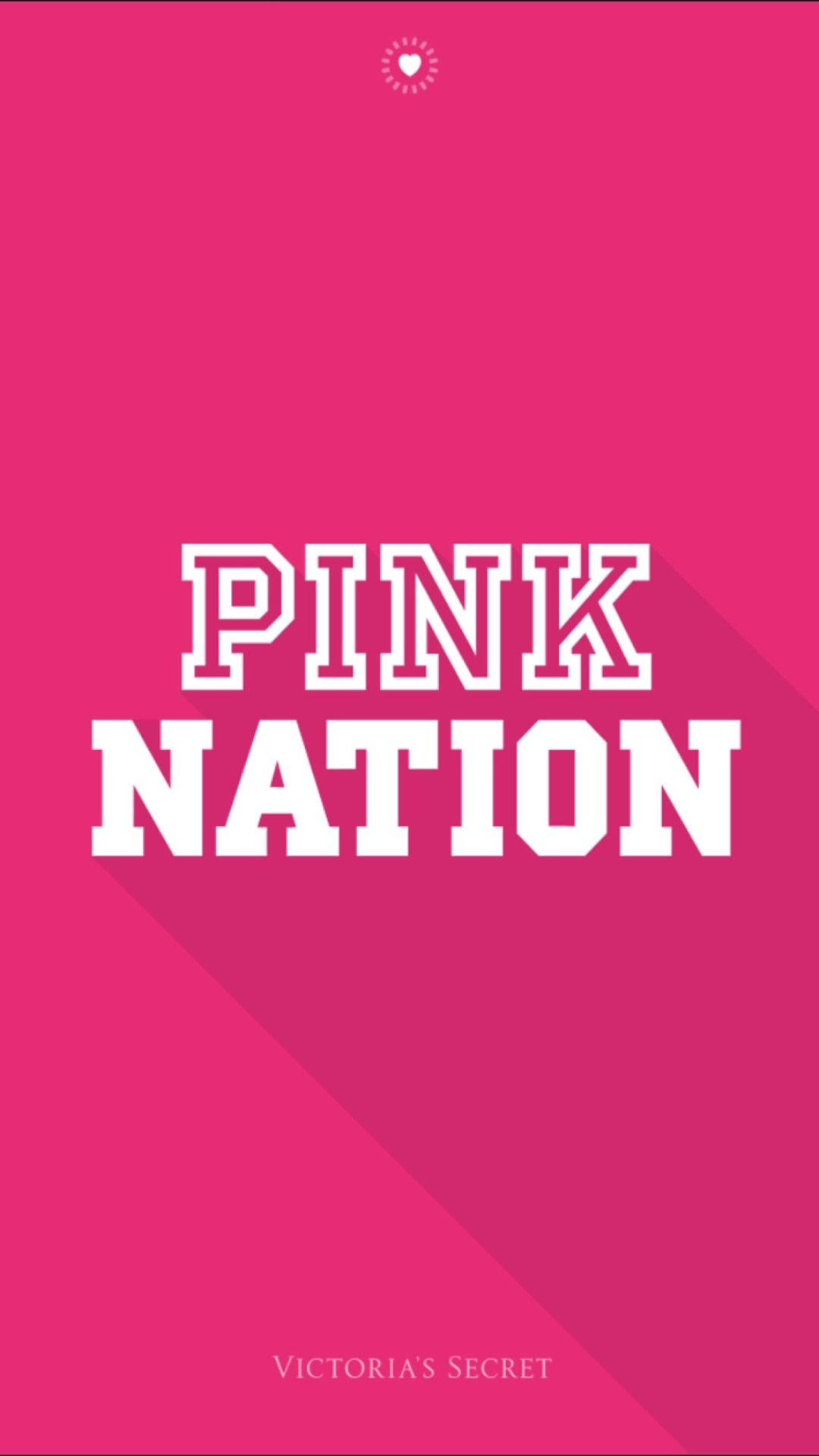 迷人的維多利亞的秘密 Pink Nation 系列 壁紙 — 大膽的白色文字在充滿活力的粉紅色背景上顯示PINK NATION，帶有對角線陰影效果和Victoria's Secret品牌標誌。
