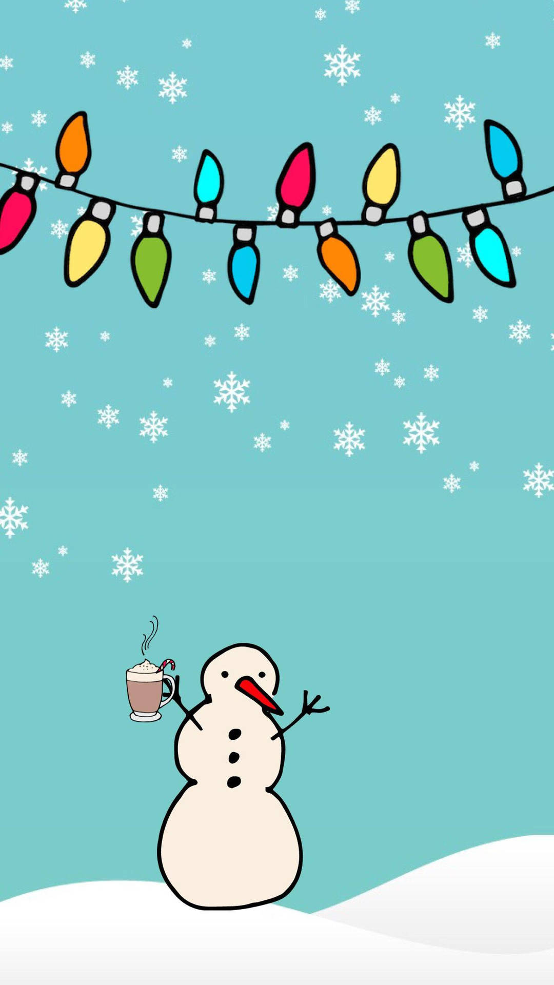 雪人在雪地中手持熱可可，身處節日燈光下。