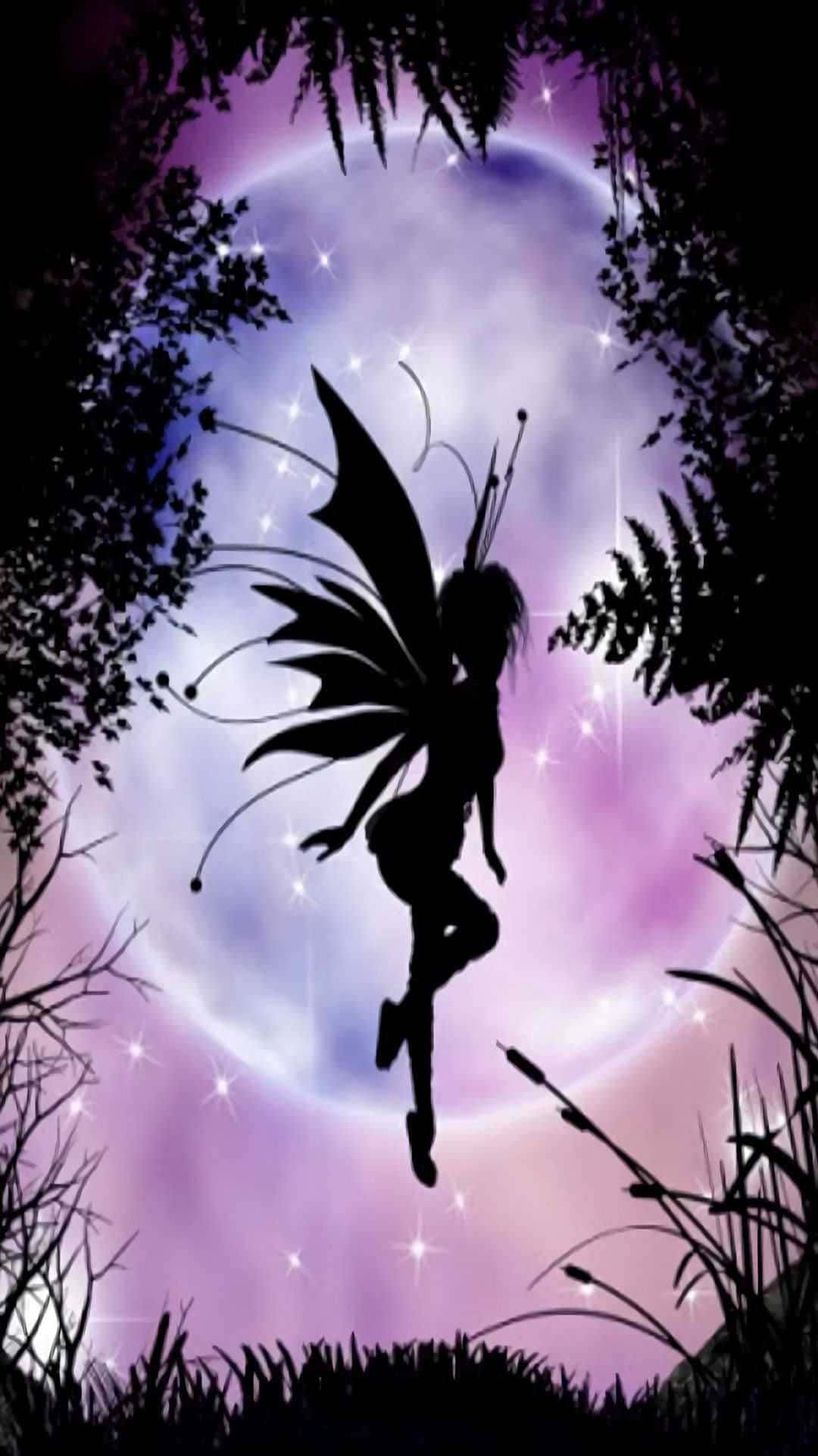 「迷人精靈美學」 壁紙 — 一個仙子剪影在閃爍星星和黑暗森林樹葉環繞下，優雅地飛過發光的紫色月亮。