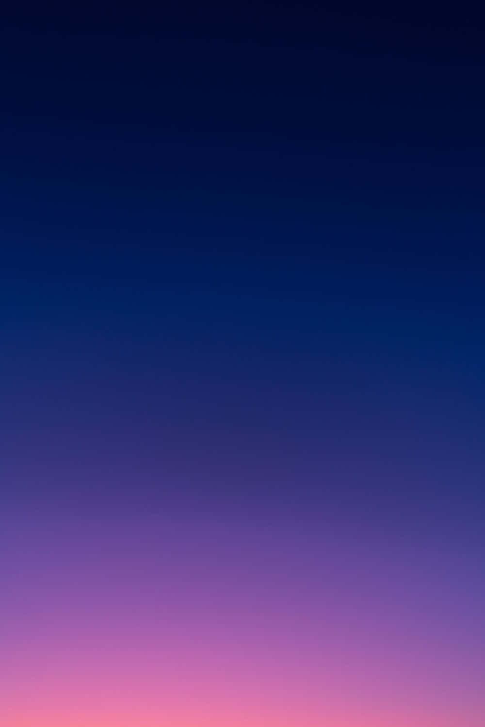 迷人紫羅蘭漸層背景 壁紙 — 寧靜的漸變天空從深海軍藍過渡到地平線的柔和粉紅色。