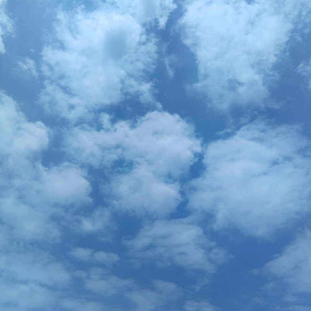 柔軟的白雲漂浮在清澈的藍天上