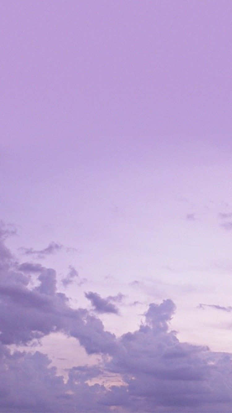 柔和雲朵在薰衣草色天空中閃耀