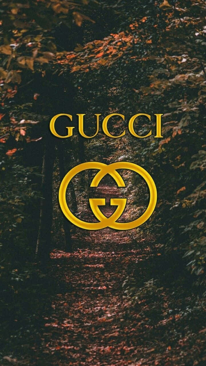 黑暗森林中的金色Gucci標誌和落葉