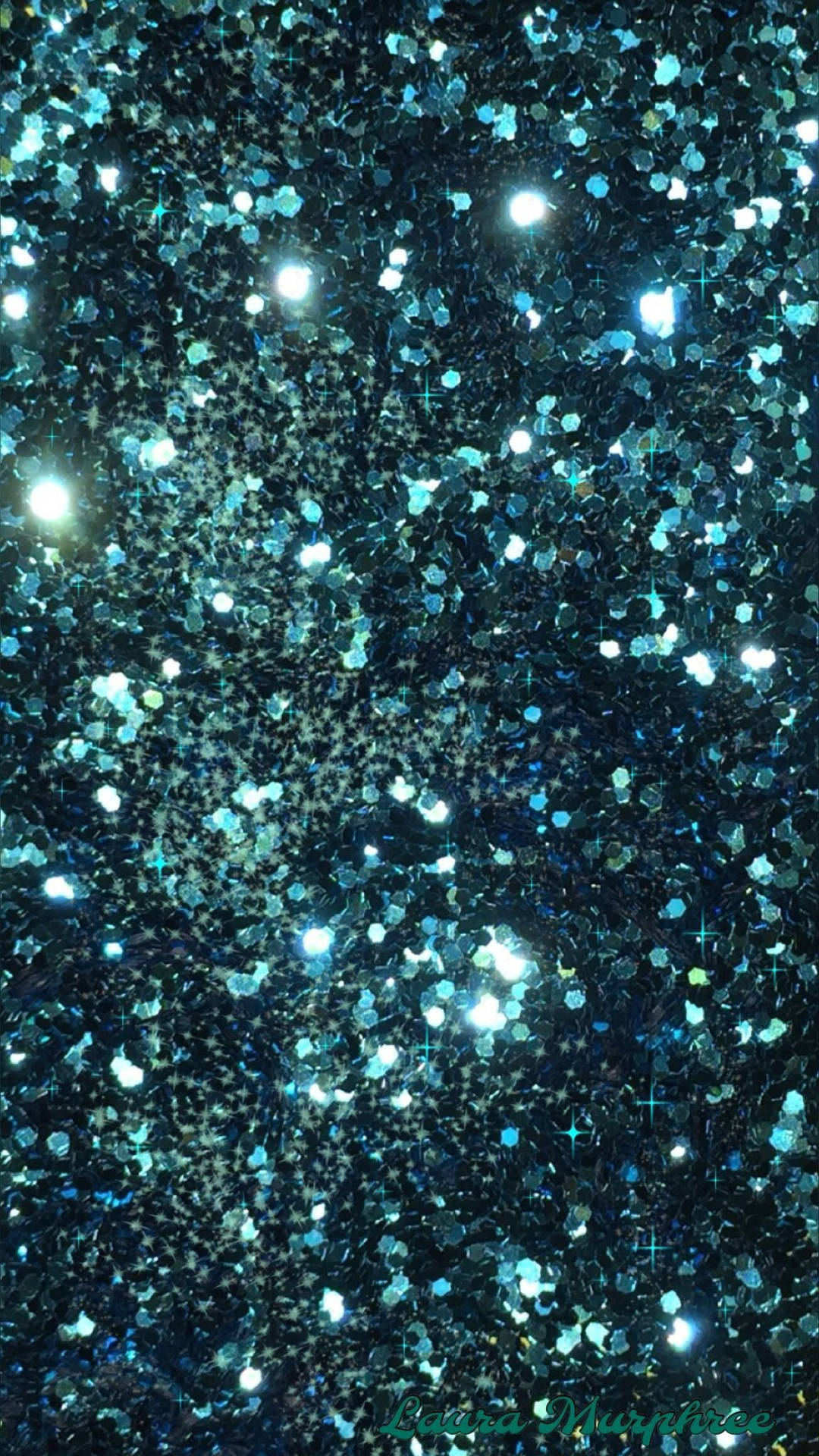 在明亮燈光下閃爍的藍色和銀色閃粉特寫。