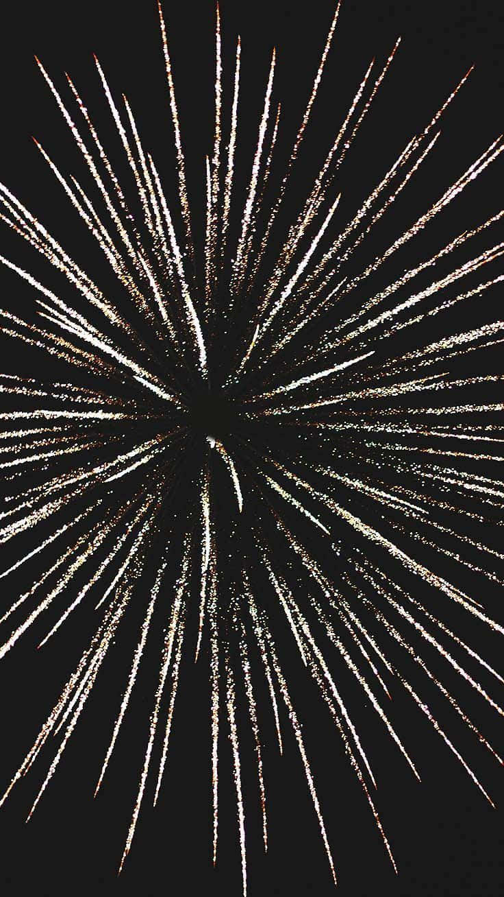 金色煙火在黑暗的夜空中爆炸。