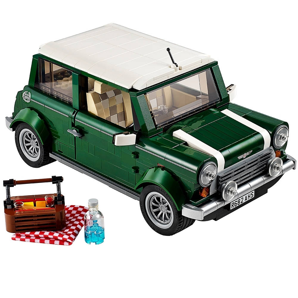 迷你綠白車款旁置野餐籃 壁紙 — 一架綠色和白色的LEGO Mini Cooper，帶有格子內飾，放在紅色格子布上，旁邊有一個野餐籃和一個藍色瓶子。