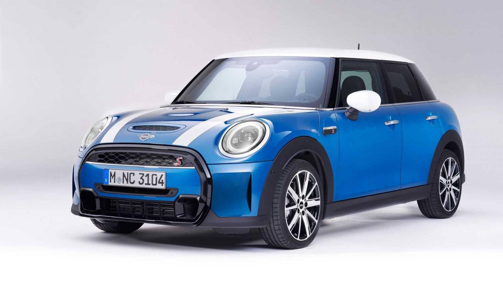 迷你藍白車款純白背景 壁紙 — 一輛充滿活力的藍色MINI Cooper S，配備白色車頂和賽車條紋，在潔白的攝影棚背景前蓄勢待發。