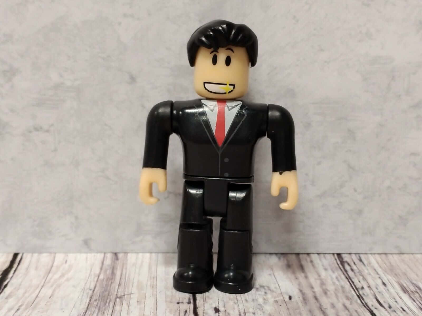 Roblox 商人公仔，黑色西裝紅色領呔，企喺木地板上面。