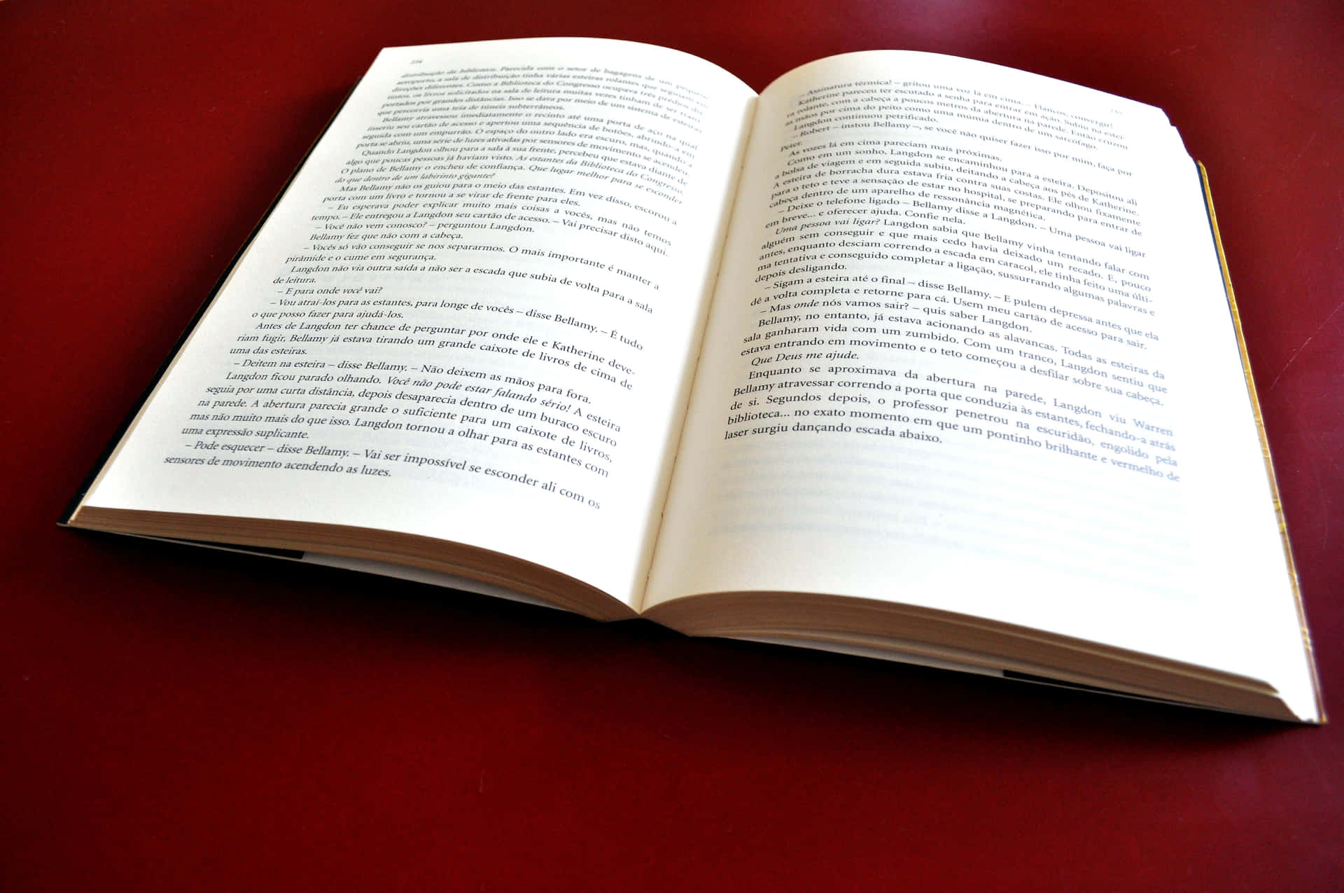 柔和窗光下，木製書桌上有打開的書和筆。