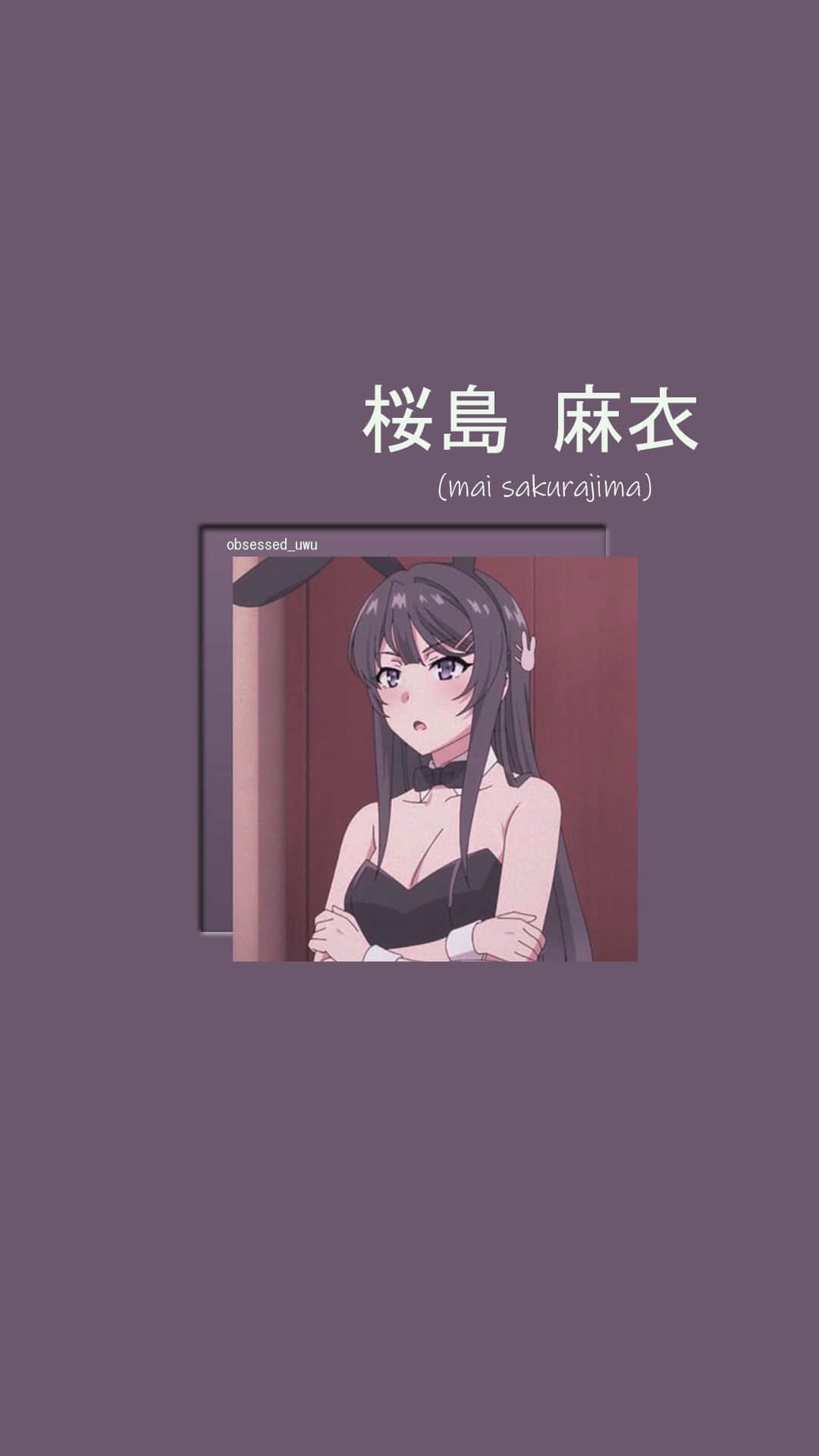 迷失在漫畫的神秘與奇幻世界 壁紙 — 長黑髮、穿黑色連衣裙的動漫女孩站在門口，背景為紫色。