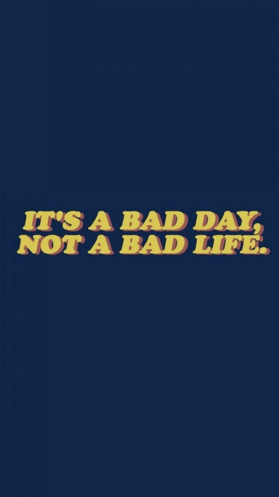 勵志語錄文字，藍底黃字寫著「It's a bad day not a bad life」。