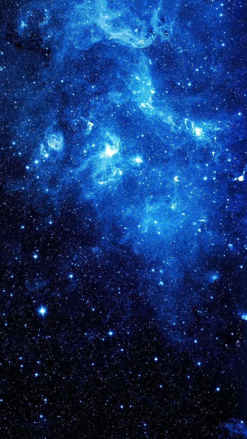 迷失於無盡迷人色彩的宇宙奇景 壁紙 — 一個令人嘆為觀止的深藍色星雲，充滿了發光的星星和宇宙塵埃，映襯著黑暗的虛空。