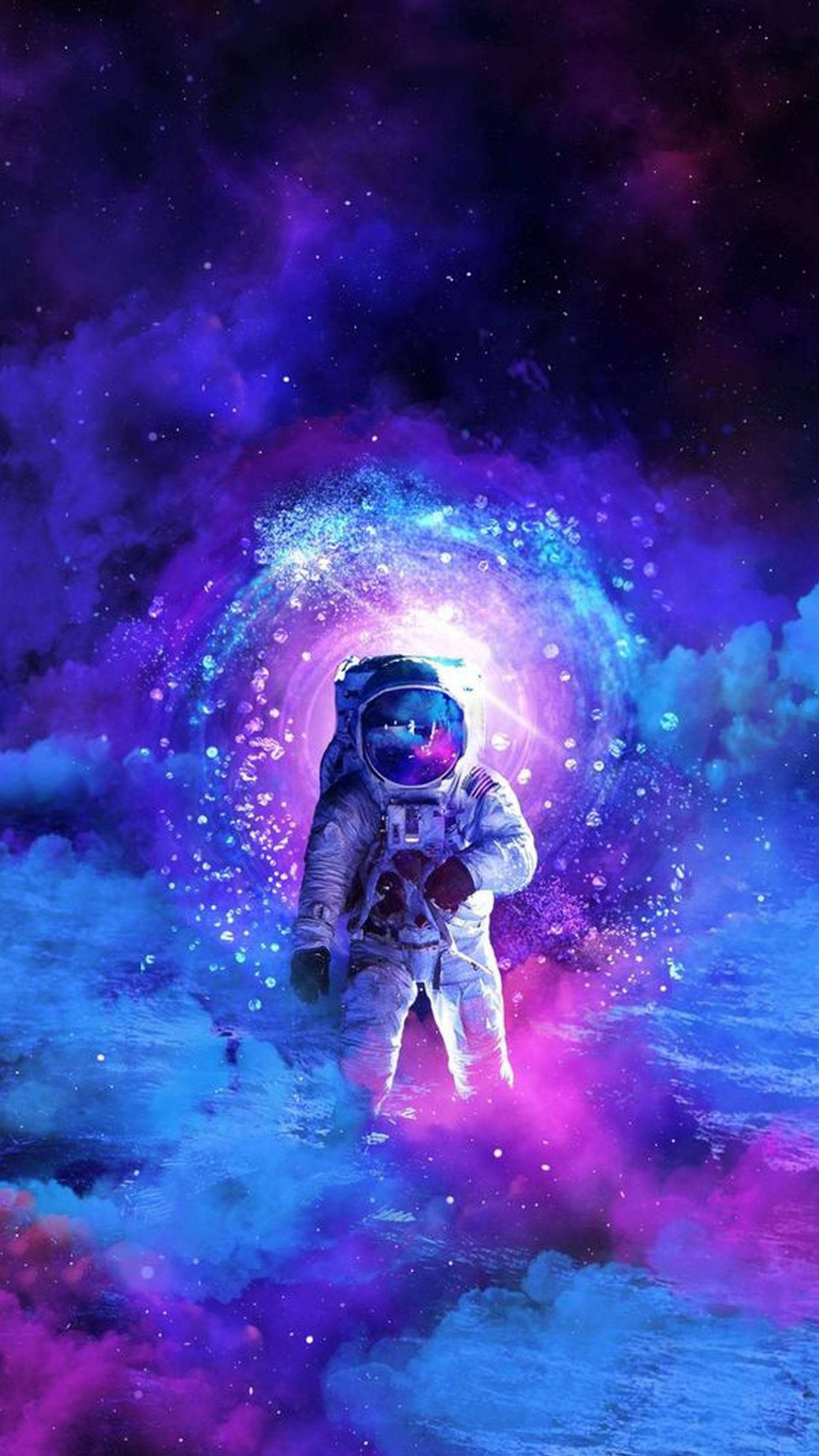 迷幻太空人潮流 iPhone 壁紙 — 一名太空人漂浮在由電光紫和藍色發光氣體與恆星組成的漩渦宇宙星雲中。