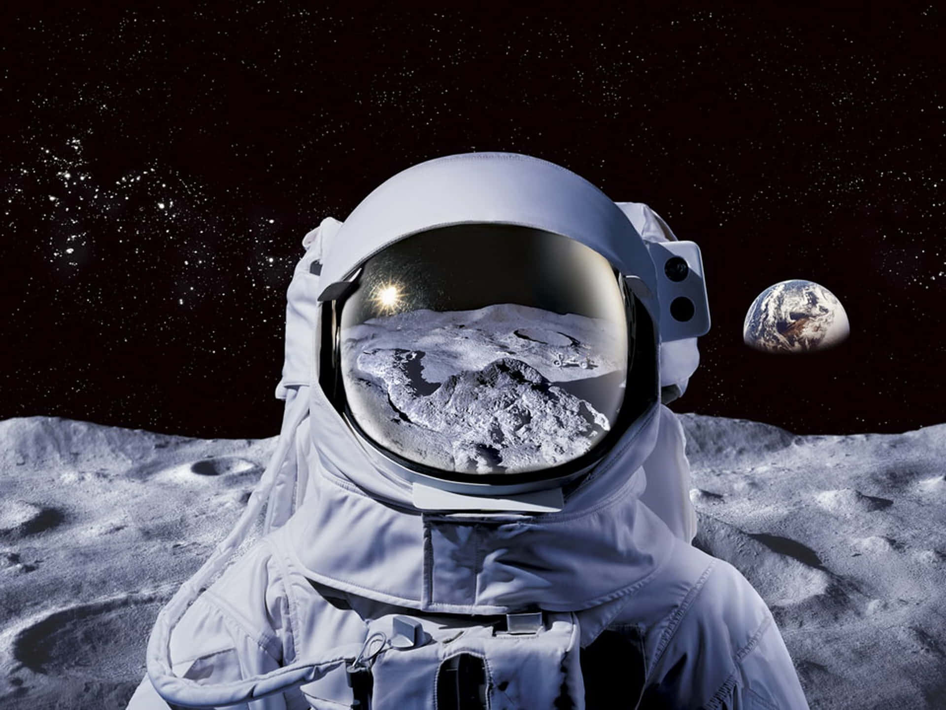 月球上的太空人透過頭盔面罩看著地球，背景有星星