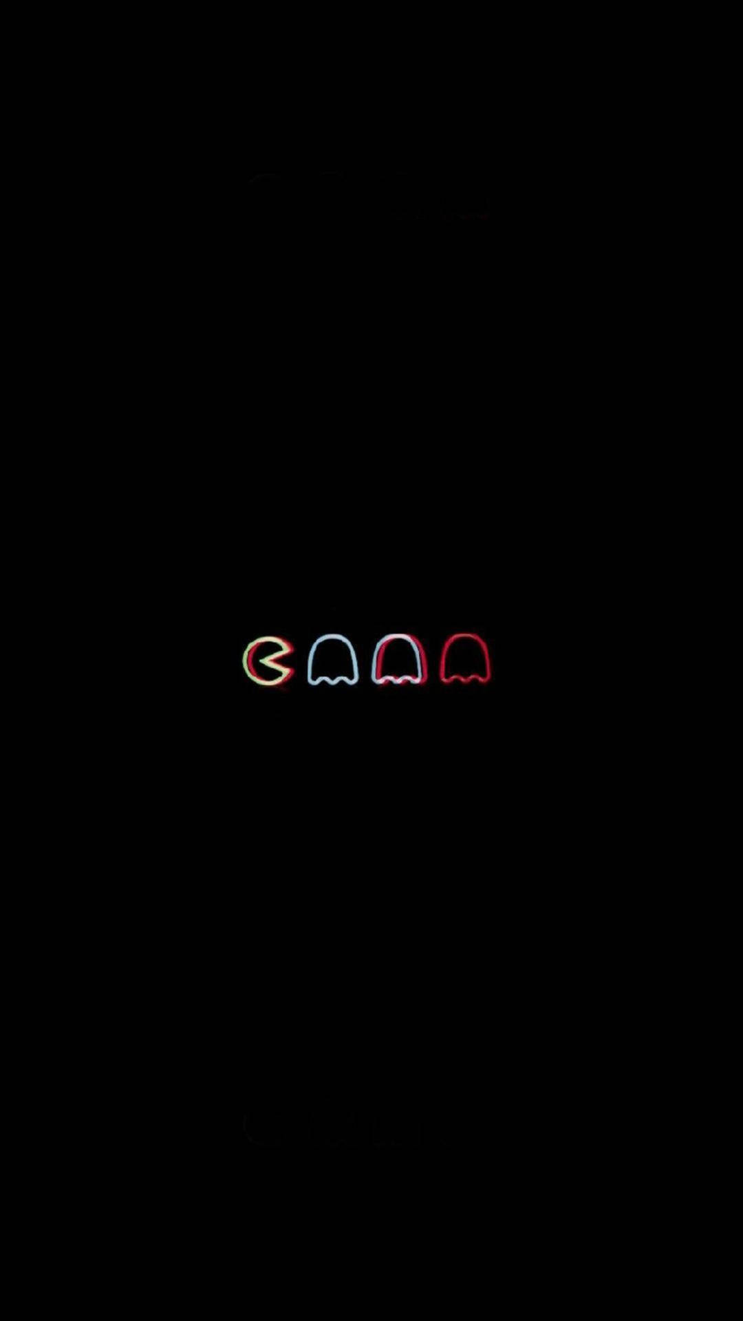 四個發光的 Pac-Man 鬼魂，以霓虹色呈現，背景為黑色。