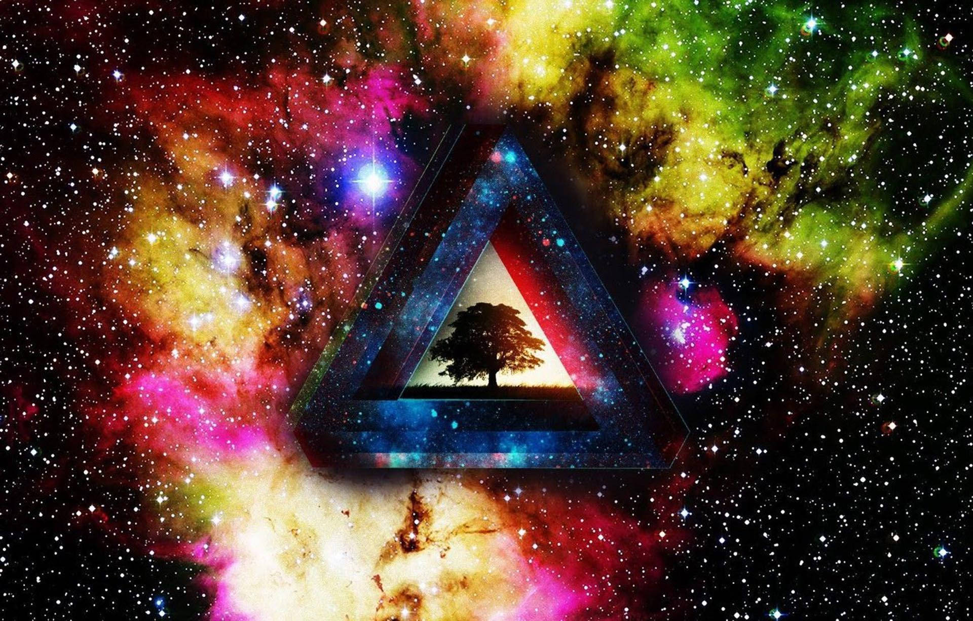 漂浮在色彩繽紛星雲中的發光三角形內的樹木。