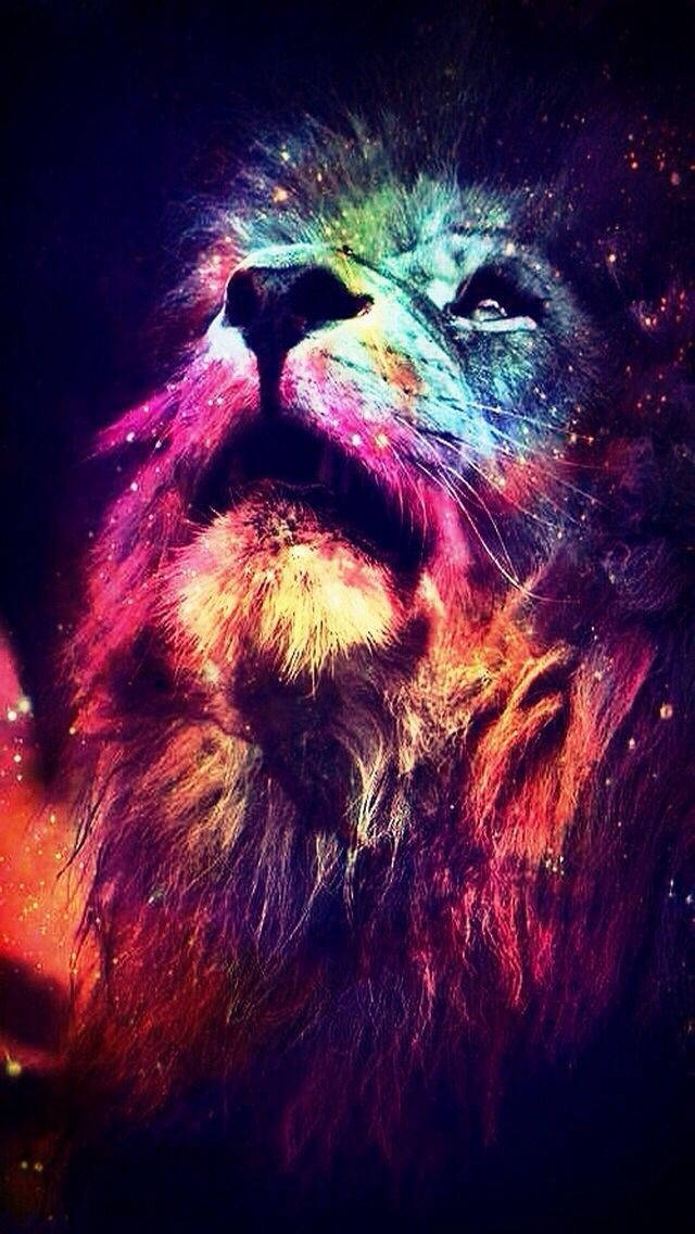 迷幻獅子圖形 壁紙 — 一個雄偉的獅子頭，沐浴在宇宙色彩中，星星在鬃毛周圍旋轉，背景是黑暗星雲。
