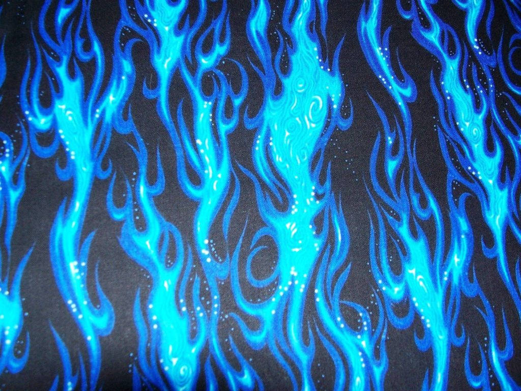 迷幻藍焰 壁紙 — 充滿活力的電藍色火焰圖案在深色布料表面上旋轉，帶有發光的白色斑點。