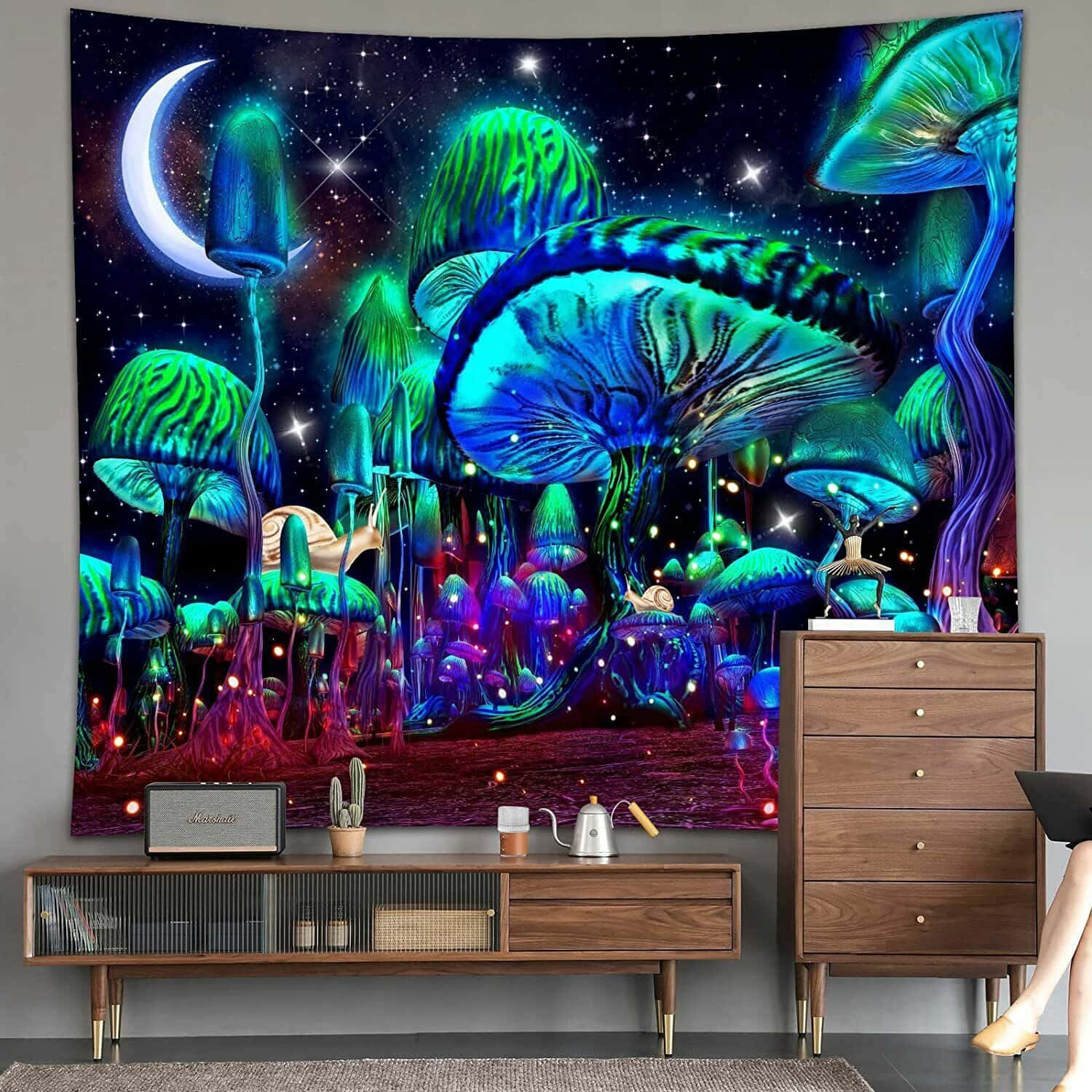 迷幻蘑菇打造精彩色彩背景！ 壁紙 — 一幅充滿活力的掛毯描繪了新月下宇宙森林場景中發光的霓虹蘑菇。