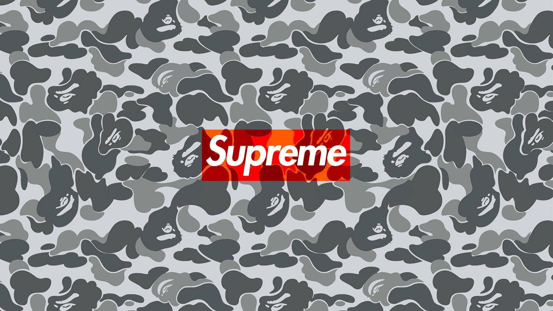 紅色Supreme標誌在灰色迷彩背景上，帶有猿頭圖案。