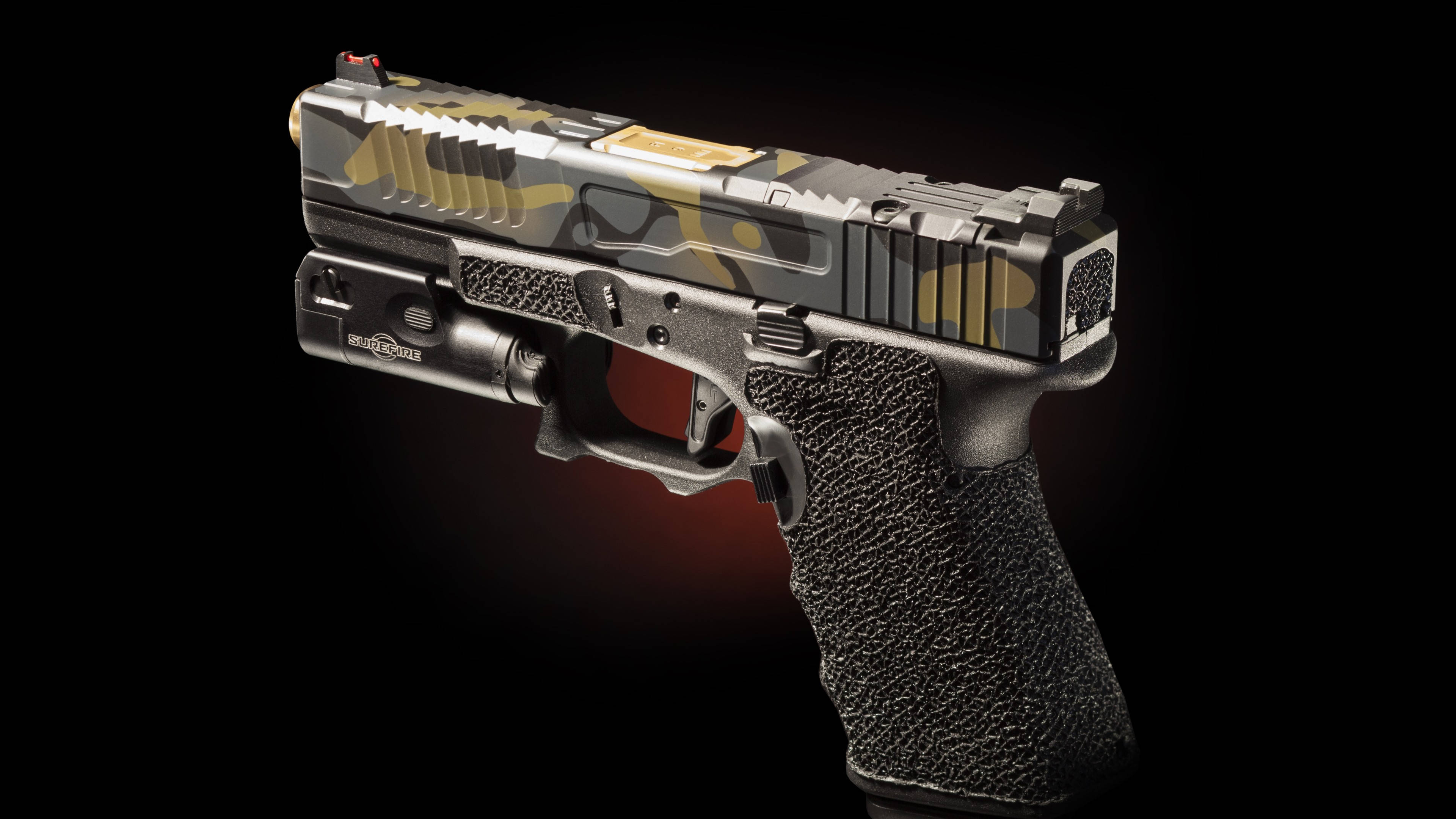 迷彩灰綠 Glock 手槍 壁紙 — 一把時尚的手槍，帶有迷彩握把和紅色扳機，在黑色背景上發光。